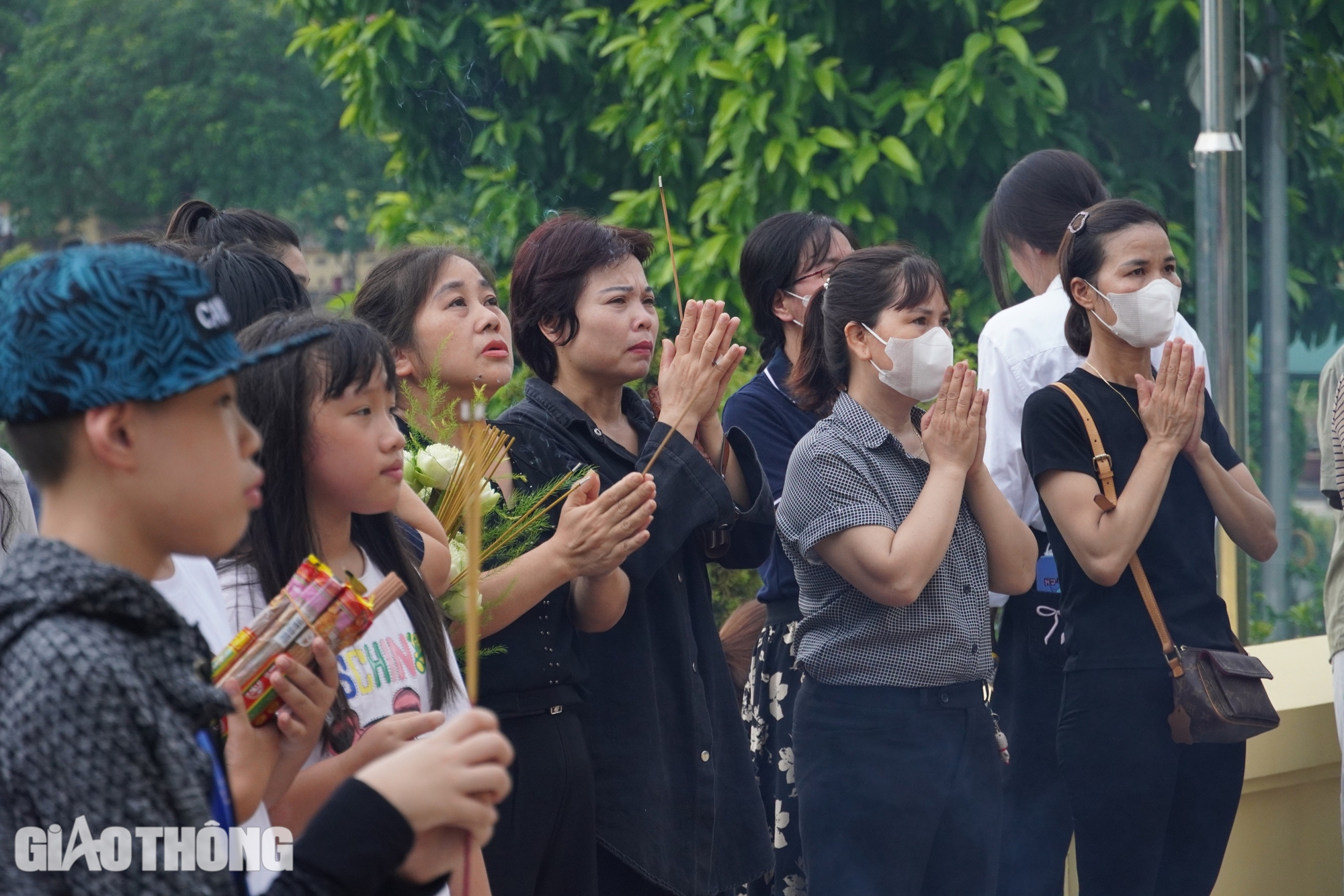 Vượt hơn 1.000km về nghĩa trang Mai Dịch tưởng nhớ Tổng B&iacute; thư Nguyễn Ph&uacute; Trọng- Ảnh 9.