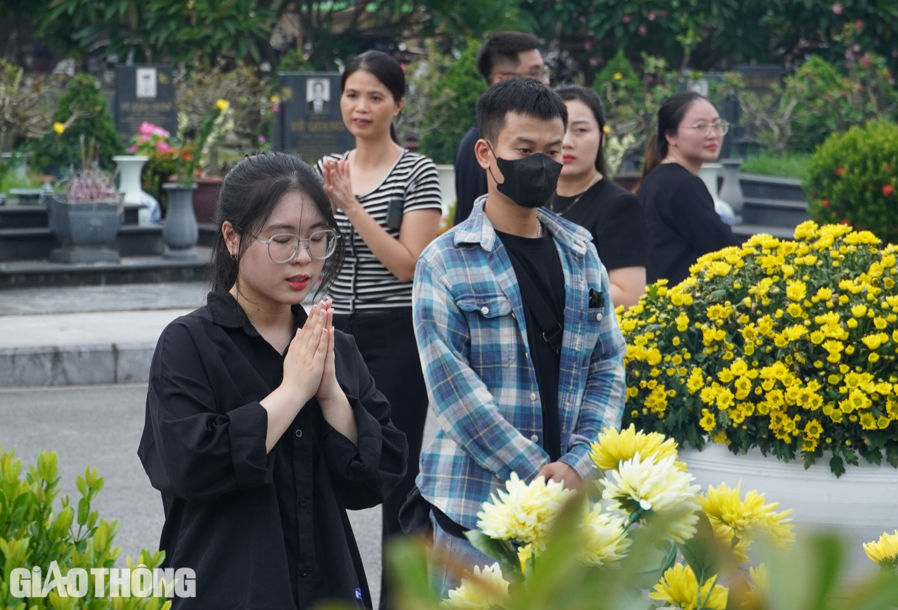Vượt hơn 1.000km về nghĩa trang Mai Dịch tưởng nhớ Tổng B&iacute; thư Nguyễn Ph&uacute; Trọng- Ảnh 10.