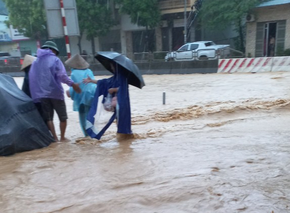 V&igrave; sao đoạn quốc lộ 18 qua TP Cẩm Phả thường xuy&ecirc;n bị ngập lụt?- Ảnh 1.