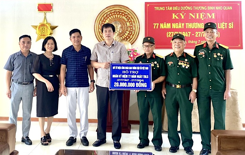 C&ocirc;ng đo&agrave;n GTVT thăm, tặng qu&agrave; c&aacute;c thương, bệnh binh nh&acirc;n ng&agrave;y 27/7- Ảnh 1.