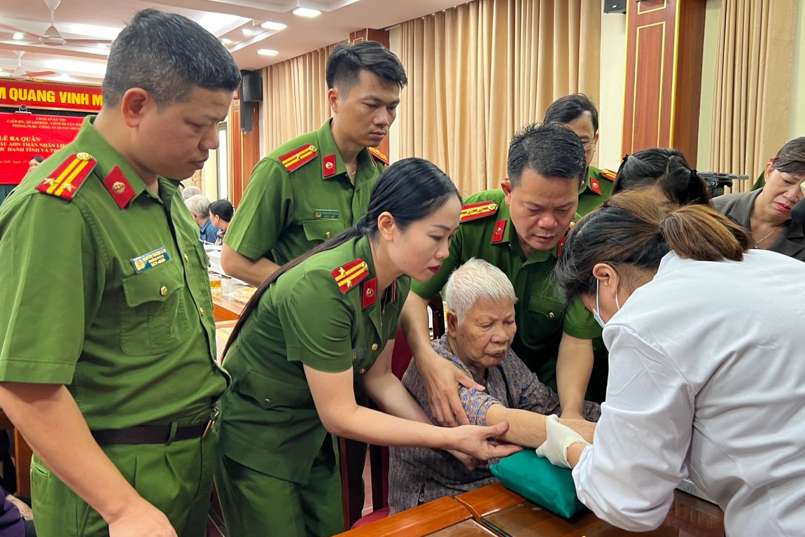 C&ocirc;ng an thu mẫu ADN để x&aacute;c định danh t&iacute;nh h&agrave;i cốt liệt sĩ- Ảnh 1.