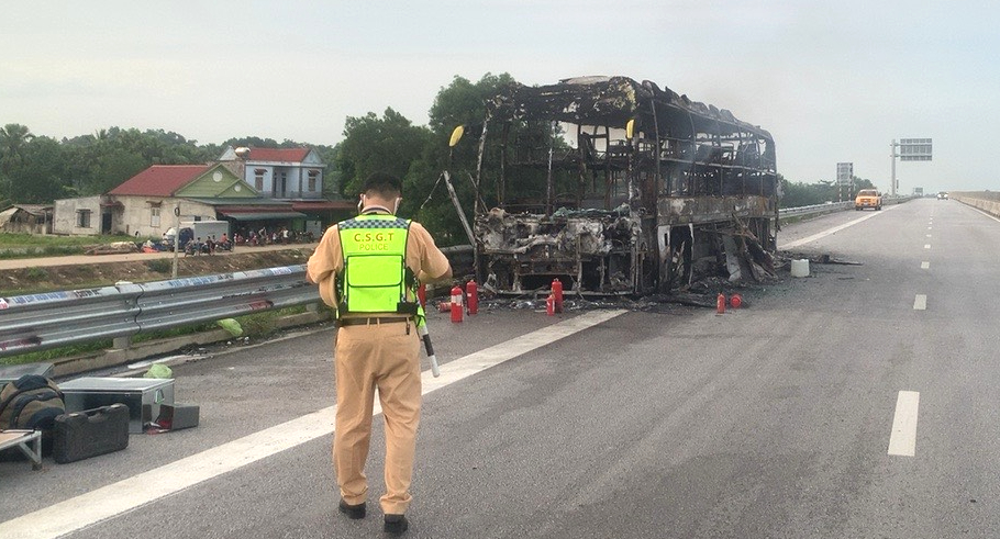 Xe kh&aacute;ch ch&aacute;y ng&ugrave;n ngụt khi đang lưu th&ocirc;ng tr&ecirc;n cao tốc QL45 - Nghi Sơn- Ảnh 3.