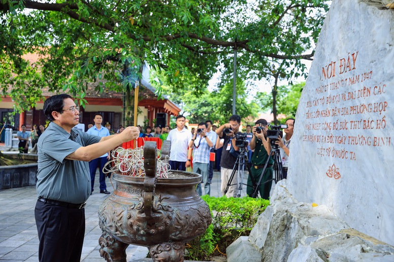 Thủ tướng tưởng niệm c&aacute;c Anh h&ugrave;ng liệt sĩ v&agrave; tặng qu&agrave; gia đ&igrave;nh ch&iacute;nh s&aacute;ch tại Th&aacute;i Nguy&ecirc;n- Ảnh 1.