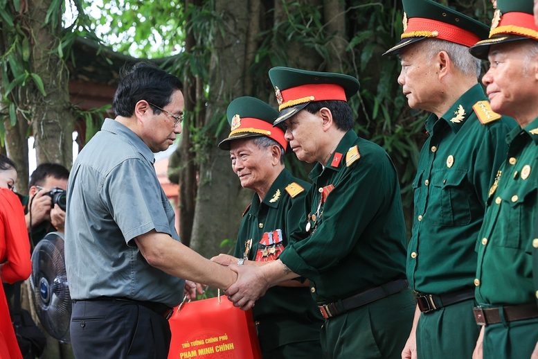 Thủ tướng tưởng niệm c&aacute;c Anh h&ugrave;ng liệt sĩ v&agrave; tặng qu&agrave; gia đ&igrave;nh ch&iacute;nh s&aacute;ch tại Th&aacute;i Nguy&ecirc;n- Ảnh 6.