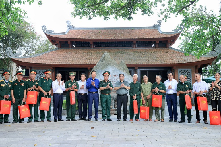 Thủ tướng tưởng niệm c&aacute;c Anh h&ugrave;ng liệt sĩ v&agrave; tặng qu&agrave; gia đ&igrave;nh ch&iacute;nh s&aacute;ch tại Th&aacute;i Nguy&ecirc;n- Ảnh 8.