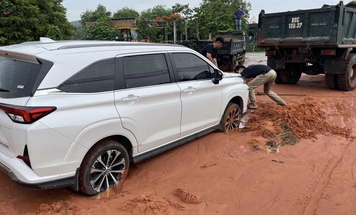 B&ugrave;n, c&aacute;t tr&agrave;n xuống g&acirc;y &aacute;ch tắc giao th&ocirc;ng đường ven biển Mũi N&eacute;- Ảnh 3.