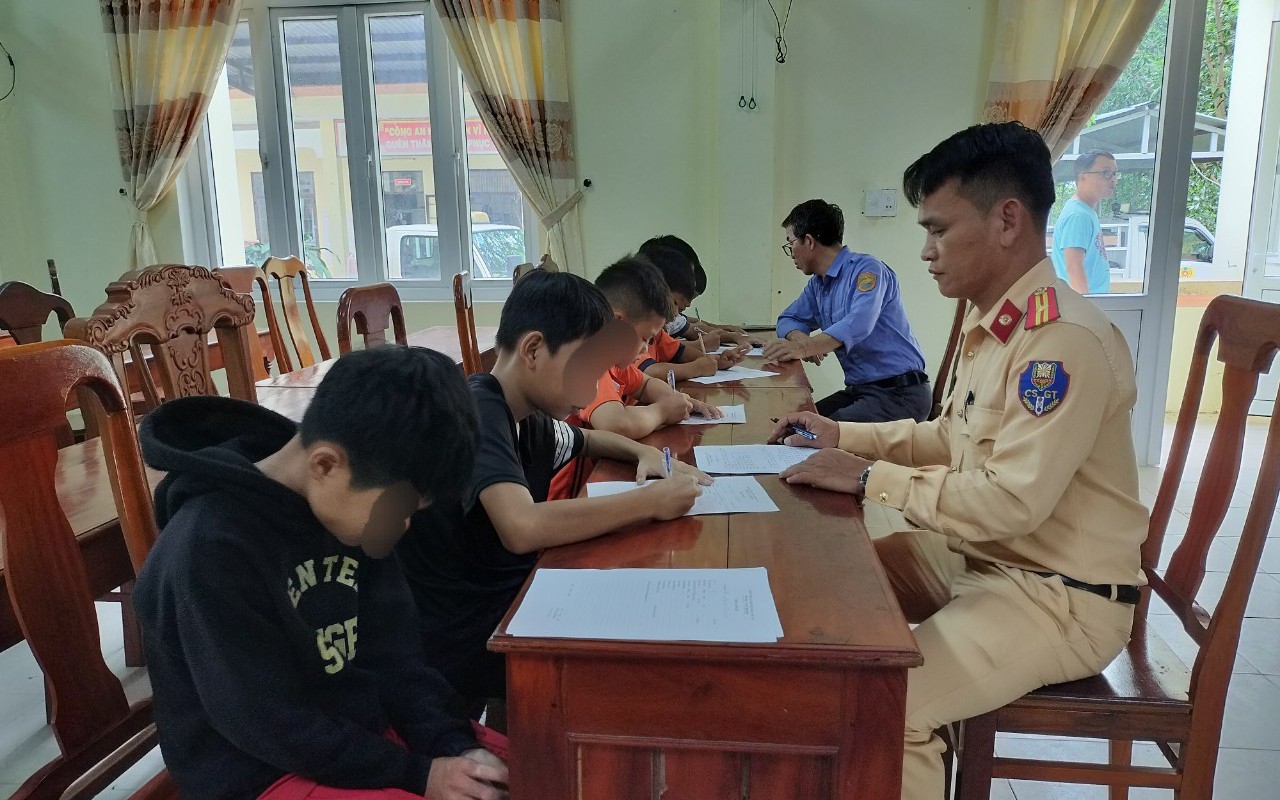 L&agrave;m r&otilde; nh&oacute;m trẻ n&eacute;m đ&aacute; l&ecirc;n t&agrave;u kh&aacute;ch qua Quảng Trị để n&ocirc; đ&ugrave;a