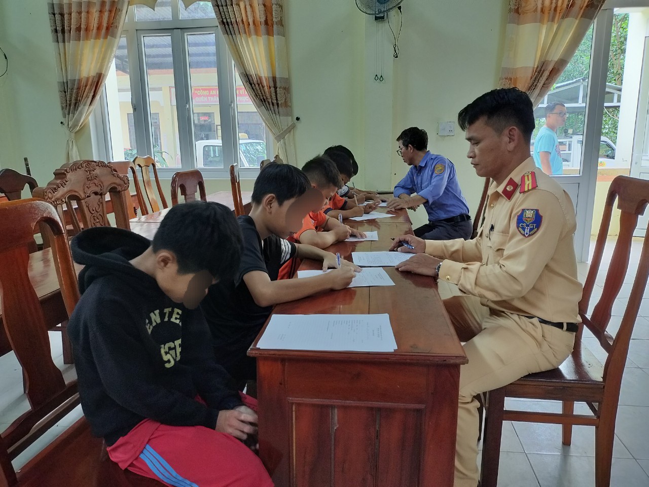 L&agrave;m r&otilde; nh&oacute;m trẻ n&eacute;m đ&aacute; l&ecirc;n t&agrave;u kh&aacute;ch qua Quảng Trị để n&ocirc; đ&ugrave;a- Ảnh 1.