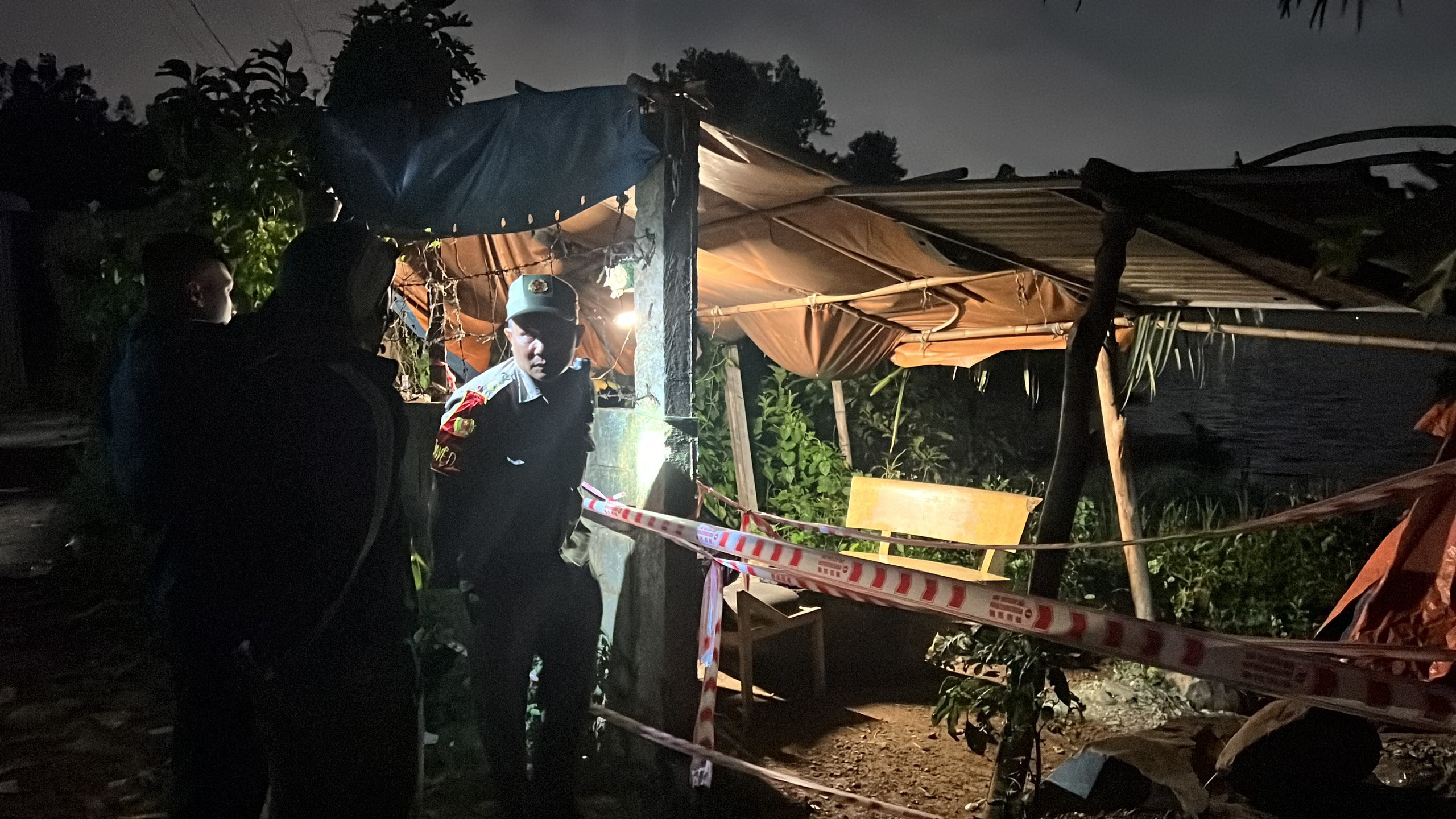 Hai em nhỏ đuối nước dưới hồ khai th&aacute;c đ&aacute; ở B&igrave;nh Dương- Ảnh 1.