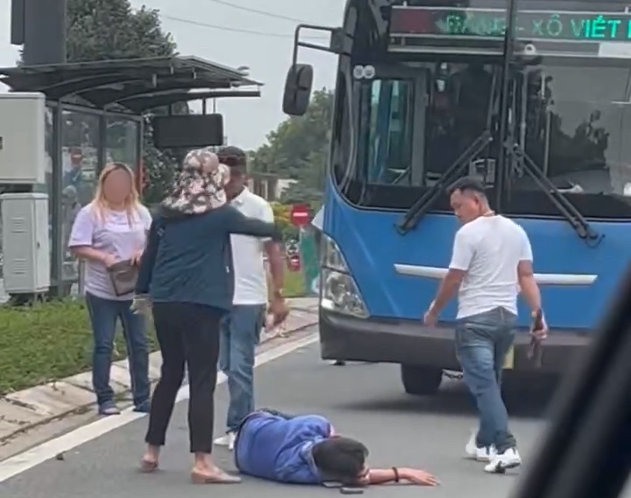 TP.HCM: X&aacute;c minh t&agrave;i xế v&agrave; nh&acirc;n vi&ecirc;n xe bu&yacute;t ẩu đả với người đi đường- Ảnh 1.