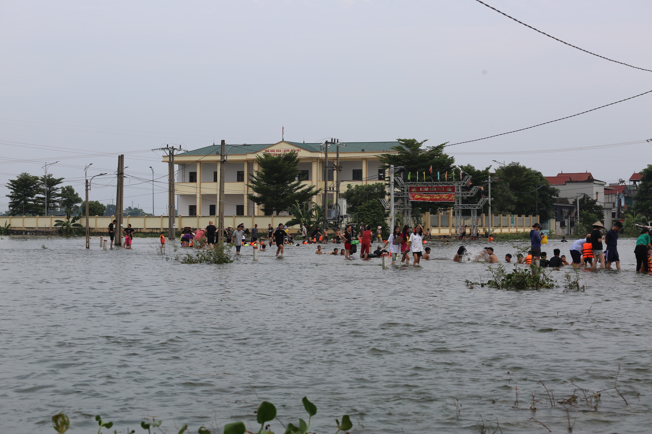 
"Biển nước" bủa v&acirc;y, d&acirc;n một x&oacute;m ngoại th&agrave;nh H&agrave; Nội phải bơi thuyền v&agrave;o nh&agrave;- Ảnh 9.