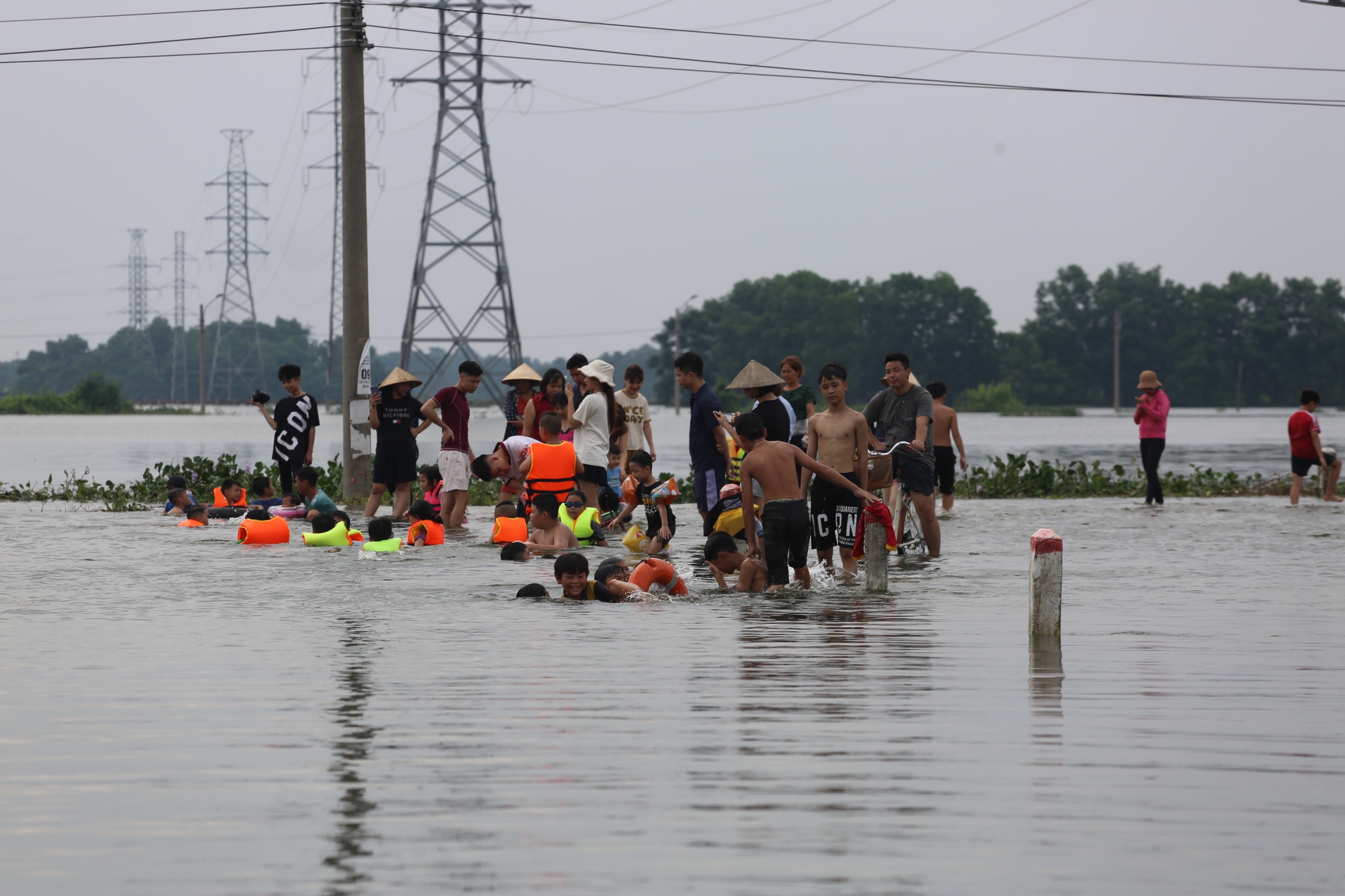 
"Biển nước" bủa v&acirc;y, d&acirc;n một x&oacute;m ngoại th&agrave;nh H&agrave; Nội phải bơi thuyền v&agrave;o nh&agrave;- Ảnh 11.
