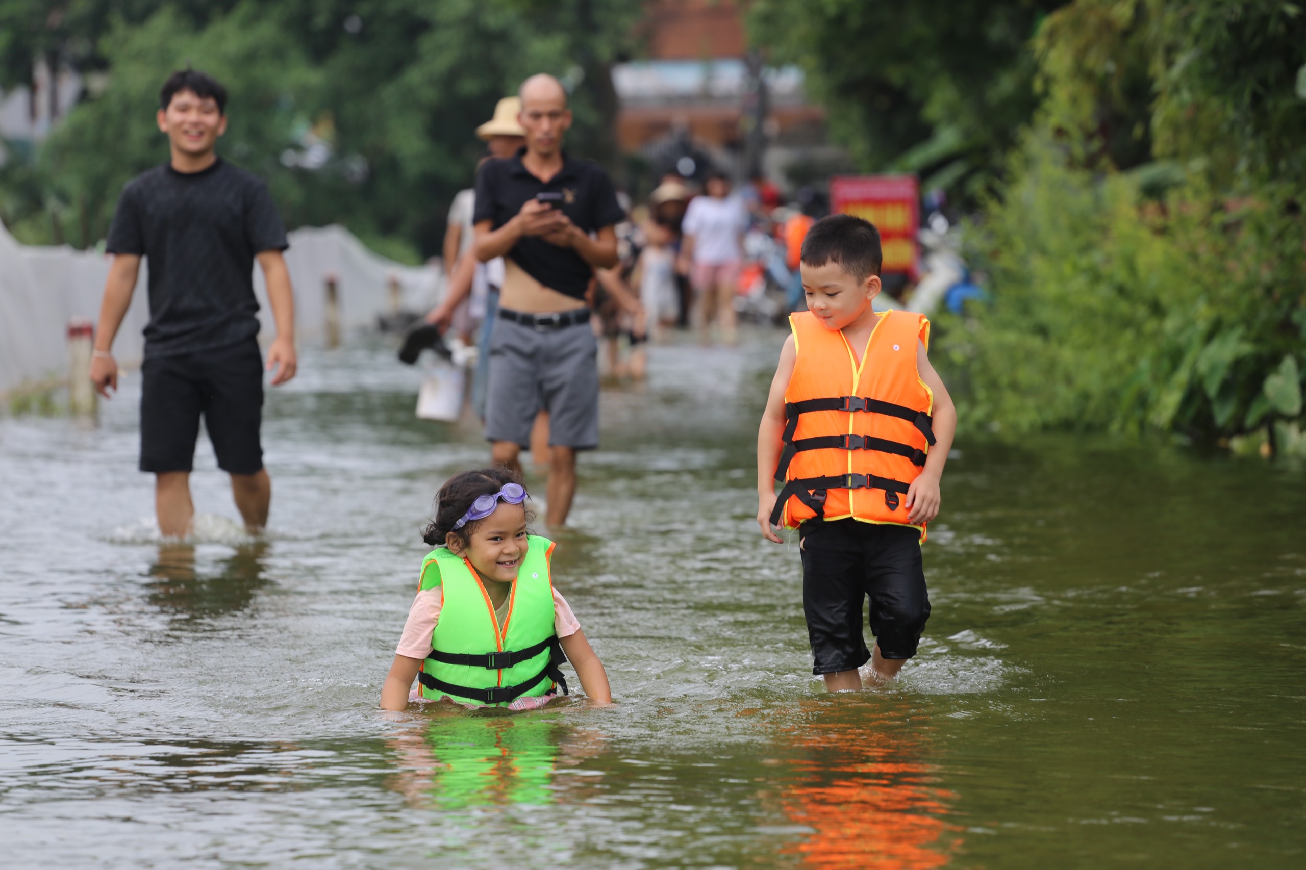 
"Biển nước" bủa v&acirc;y, d&acirc;n một x&oacute;m ngoại th&agrave;nh H&agrave; Nội phải bơi thuyền v&agrave;o nh&agrave;- Ảnh 12.