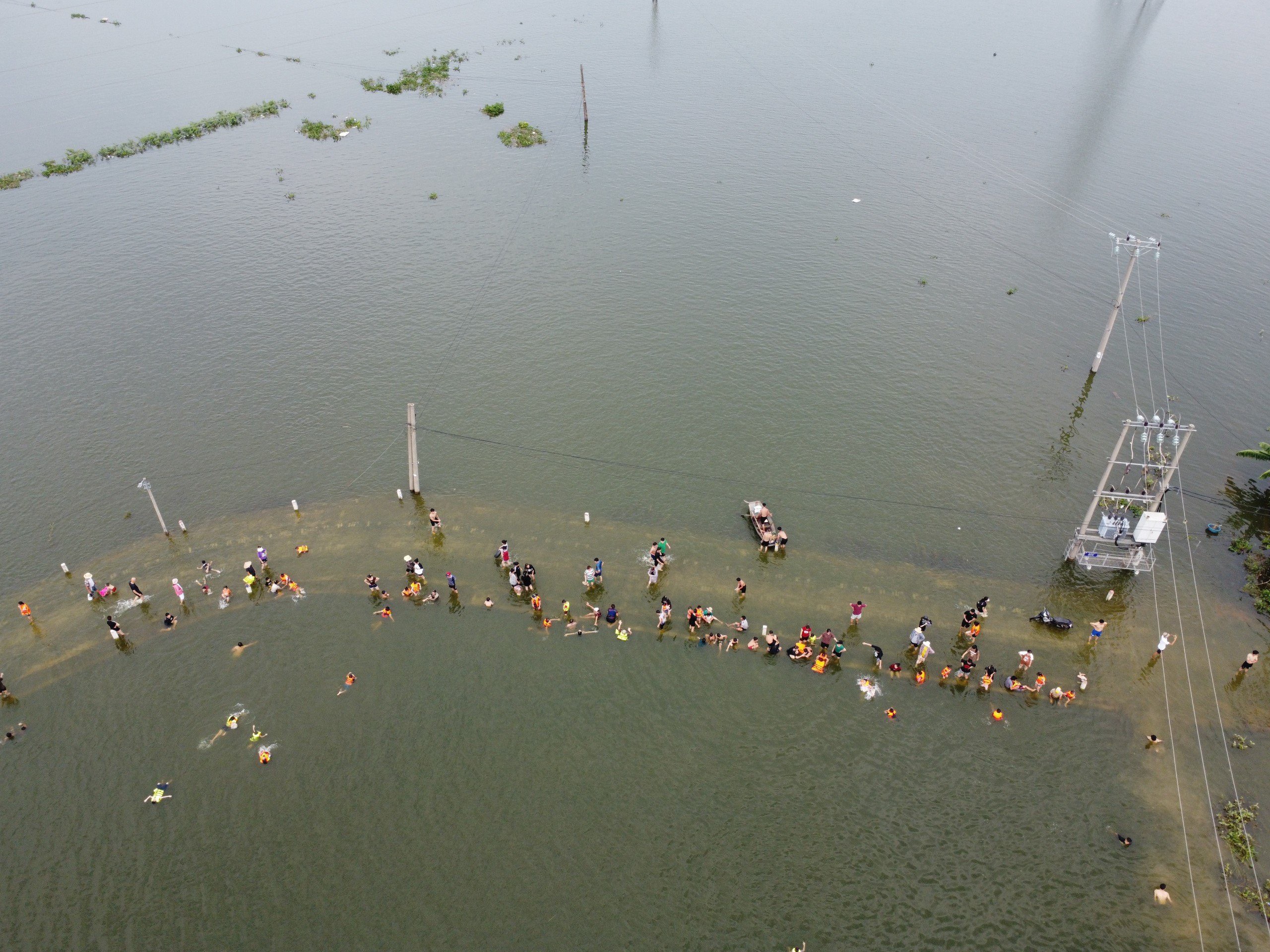 
"Biển nước" bủa v&acirc;y, d&acirc;n một x&oacute;m ngoại th&agrave;nh H&agrave; Nội phải bơi thuyền v&agrave;o nh&agrave;- Ảnh 6.