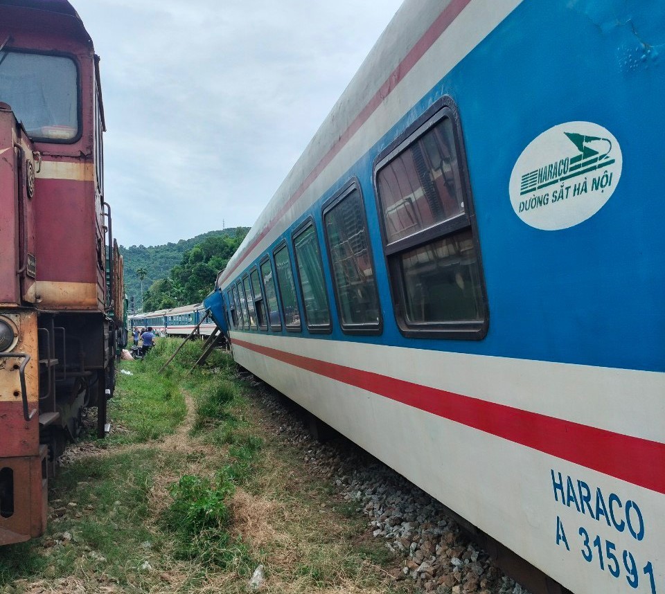 Đ&atilde; th&ocirc;ng tuyến vụ t&agrave;u trật b&aacute;nh 2 toa xe tại Huế- Ảnh 2.