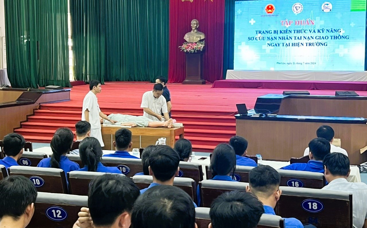 Người d&acirc;n dọc QL1 qua Thừa Thi&ecirc;n - Huế được hướng dẫn c&aacute;ch sơ cứu nạn nh&acirc;n TNGT- Ảnh 2.