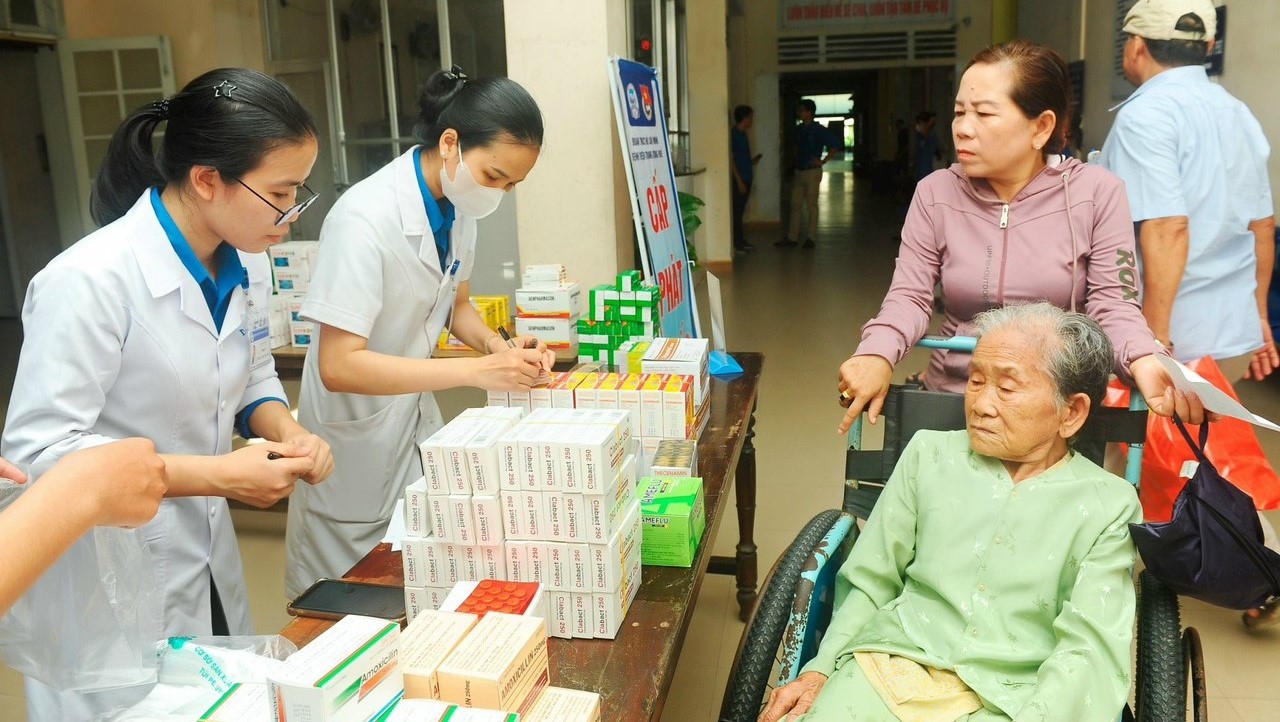 Người d&acirc;n dọc QL1 qua Thừa Thi&ecirc;n - Huế được hướng dẫn c&aacute;ch sơ cứu nạn nh&acirc;n TNGT- Ảnh 4.