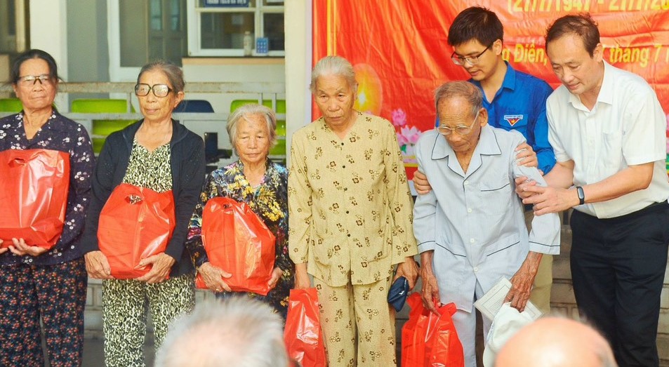 Người d&acirc;n dọc QL1 qua Thừa Thi&ecirc;n - Huế được hướng dẫn c&aacute;ch sơ cứu nạn nh&acirc;n TNGT- Ảnh 5.