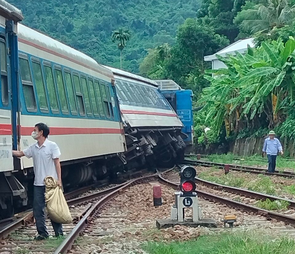 Vụ t&agrave;u trật b&aacute;nh 2 toa ở Huế: Chờ l&agrave;m r&otilde; nguy&ecirc;n nh&acirc;n, cải tạo điểm nghẽn tuyến- Ảnh 1.