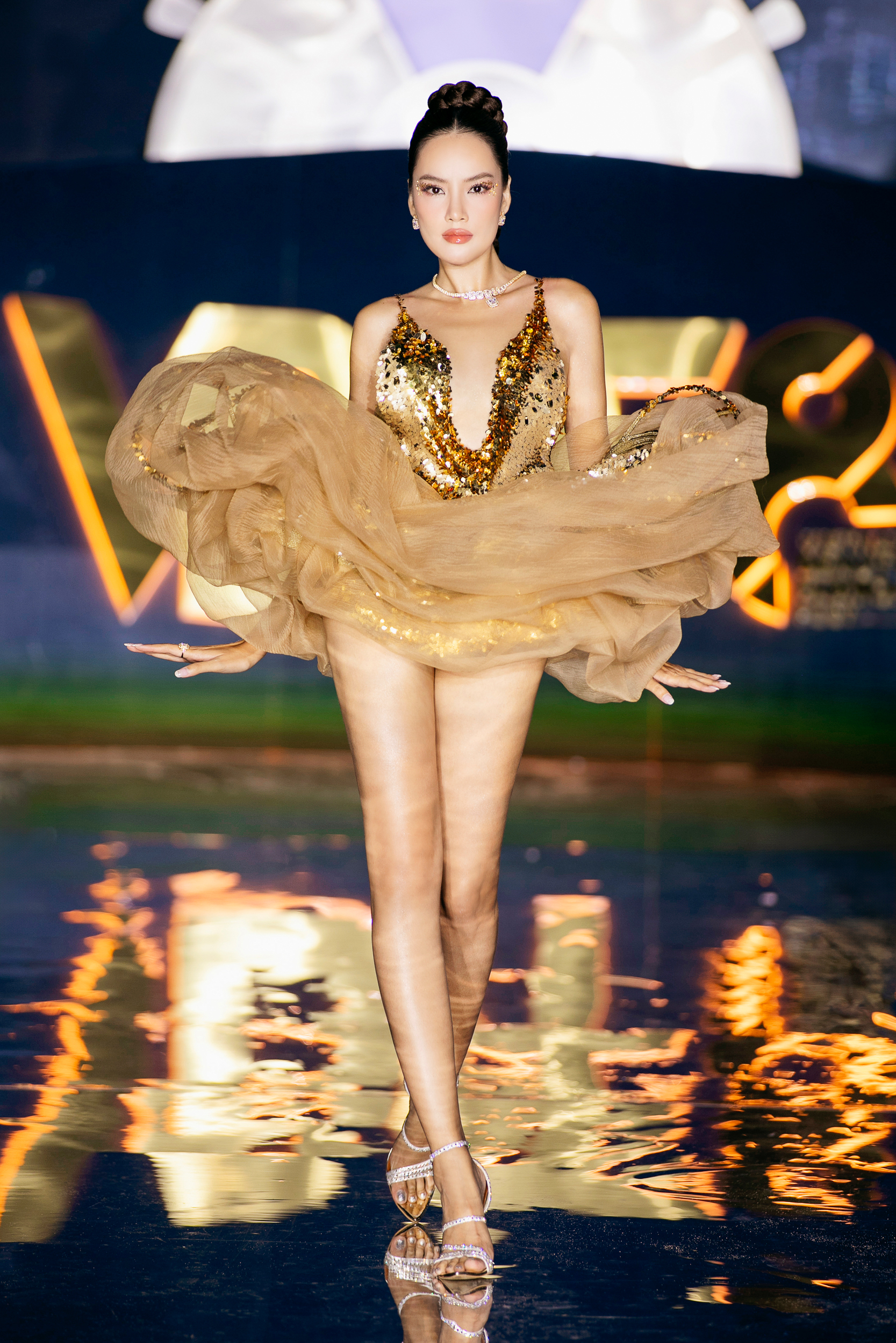 Si&ecirc;u mẫu V&otilde; Ho&agrave;ng Yến về nước, v&aacute;c bụng bầu l&ecirc;n s&agrave;n runway Vietnam Beauty Fashion Fest 8- Ảnh 10.