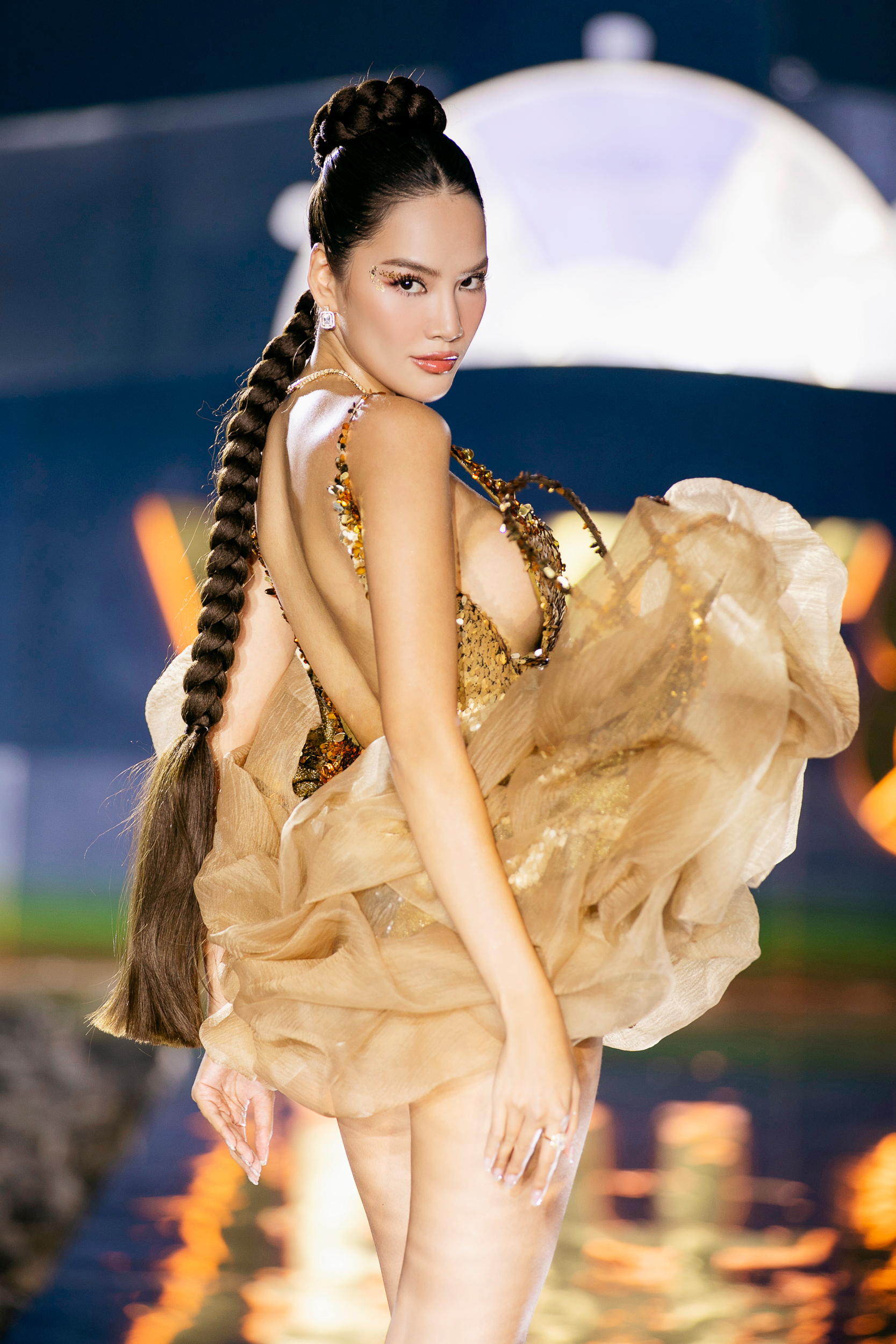 Si&ecirc;u mẫu V&otilde; Ho&agrave;ng Yến về nước, v&aacute;c bụng bầu l&ecirc;n s&agrave;n runway Vietnam Beauty Fashion Fest 8- Ảnh 11.