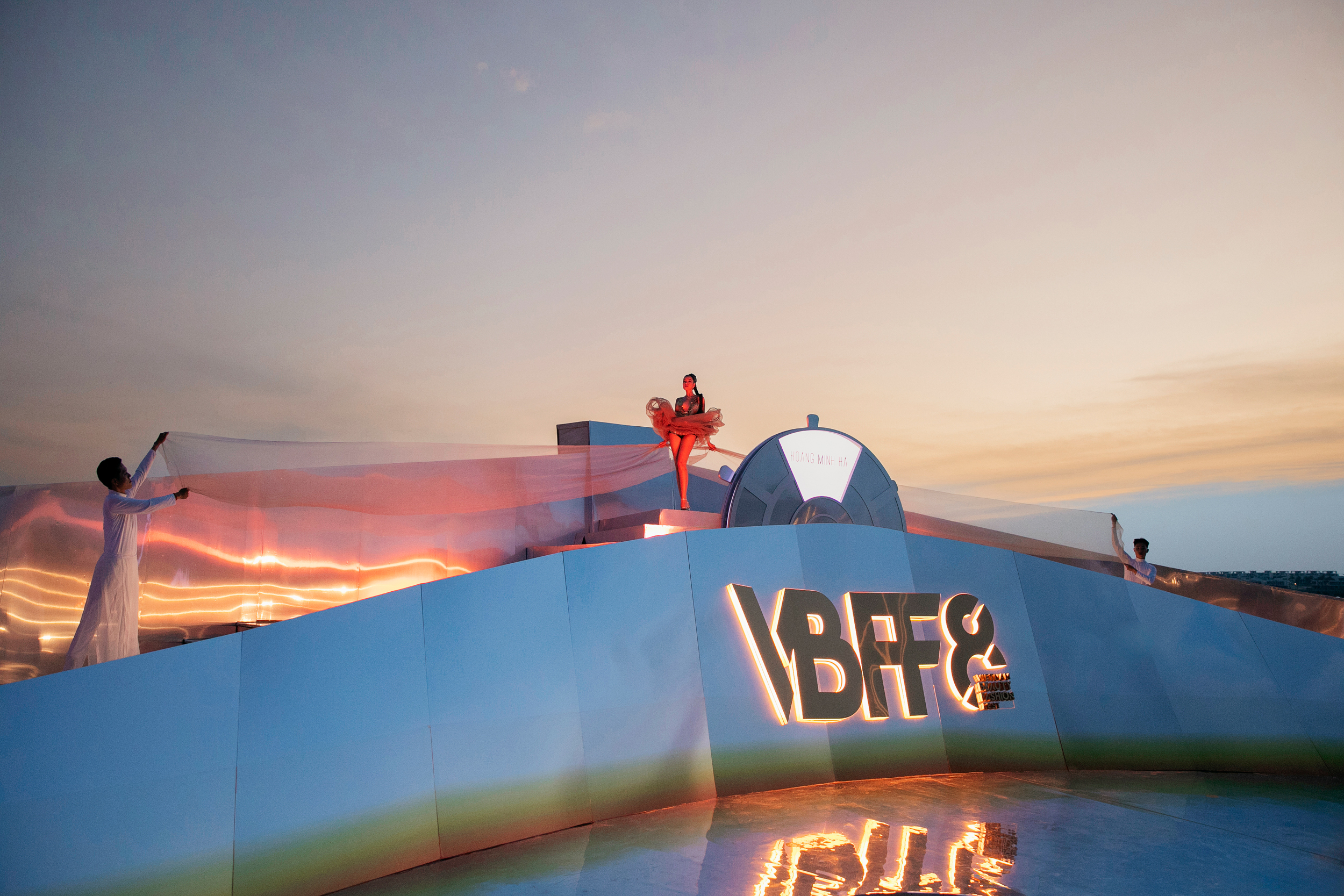 Si&ecirc;u mẫu V&otilde; Ho&agrave;ng Yến về nước, v&aacute;c bụng bầu l&ecirc;n s&agrave;n runway Vietnam Beauty Fashion Fest 8- Ảnh 12.