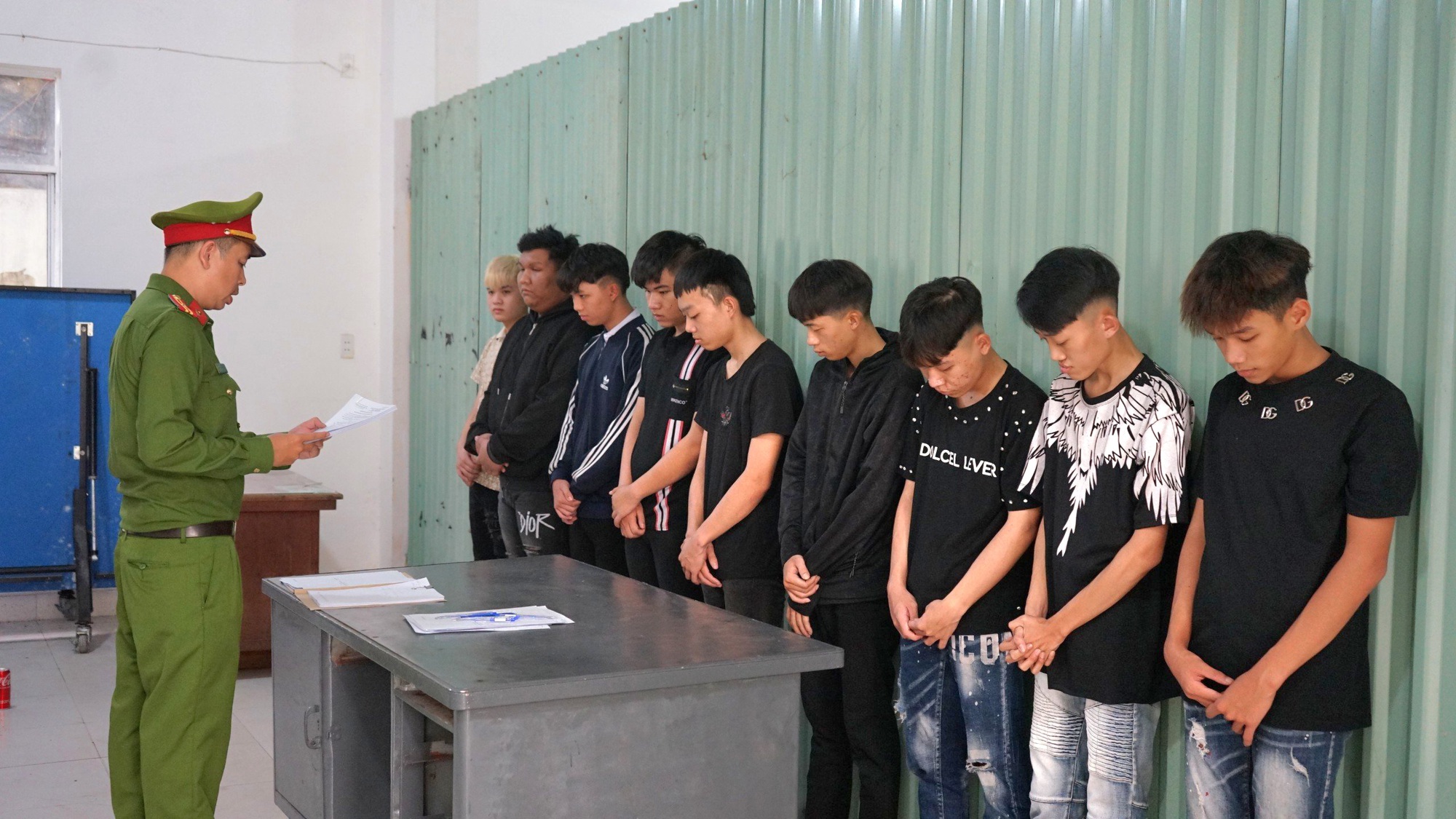 C&ocirc;n đồ g&acirc;y n&aacute;o loạn đường phố Đ&agrave; Nẵng, c&ocirc;ng an khởi tố 10 đối tượng- Ảnh 1.