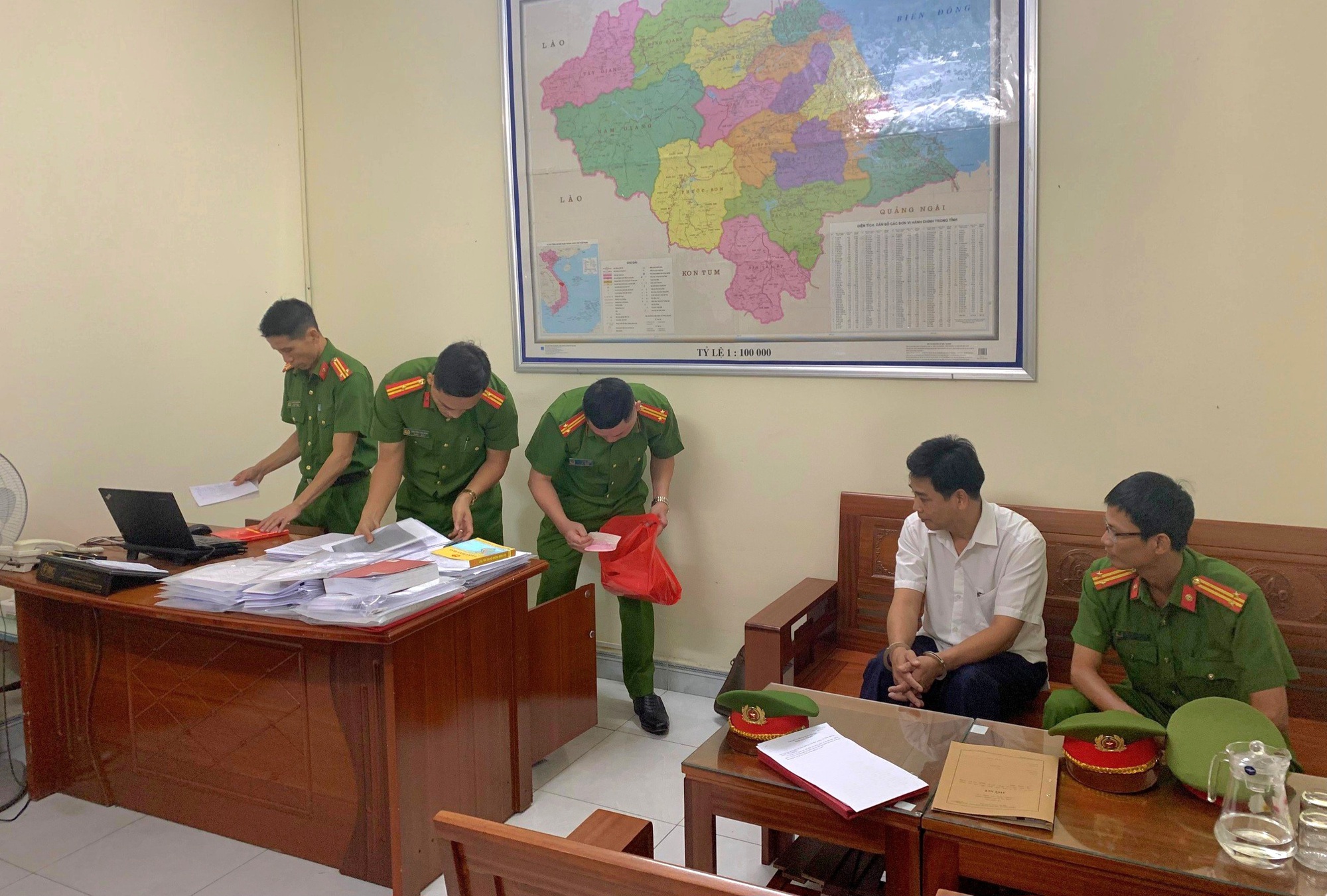Bắt Chi cục ph&oacute; v&agrave; chuy&ecirc;n vi&ecirc;n Chi cục Quản l&yacute; đất đai ở Quảng Nam- Ảnh 1.