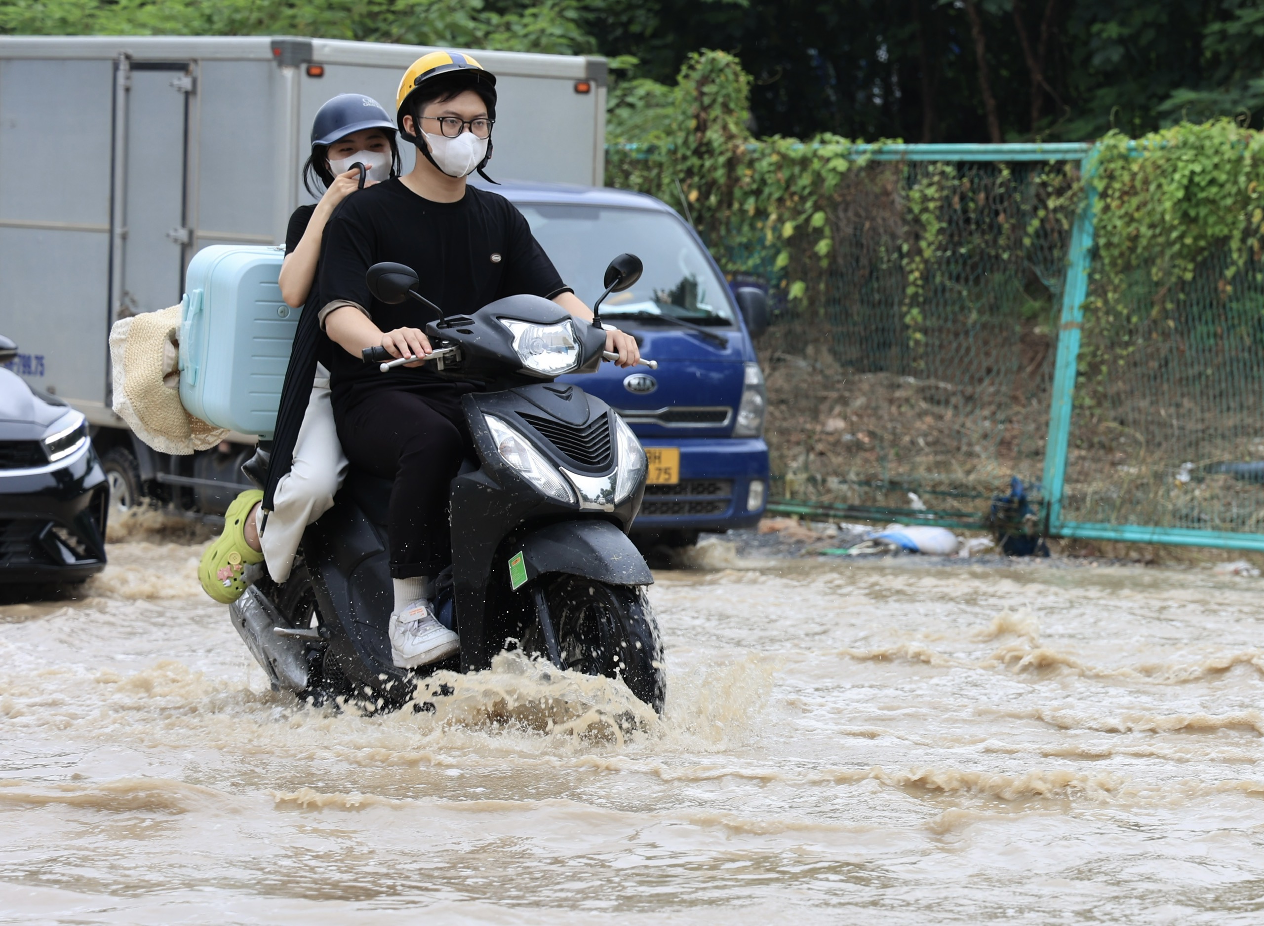 Đại lộ Thăng Long vẫn ngập sâu, người dân "bì bõm" đi làm- Ảnh 5. Đại lộ Thăng Long vẫn ngập sâu, người dân "bì bõm" đi làm- Ảnh 5.