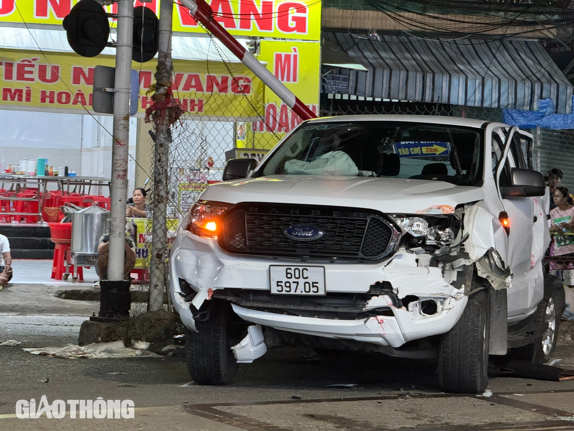 Cục CSGT chỉ đạo n&oacute;ng sau vụ va chạm giữa xe b&aacute;n tải v&agrave; t&agrave;u hỏa, 2 người tử vong- Ảnh 1.