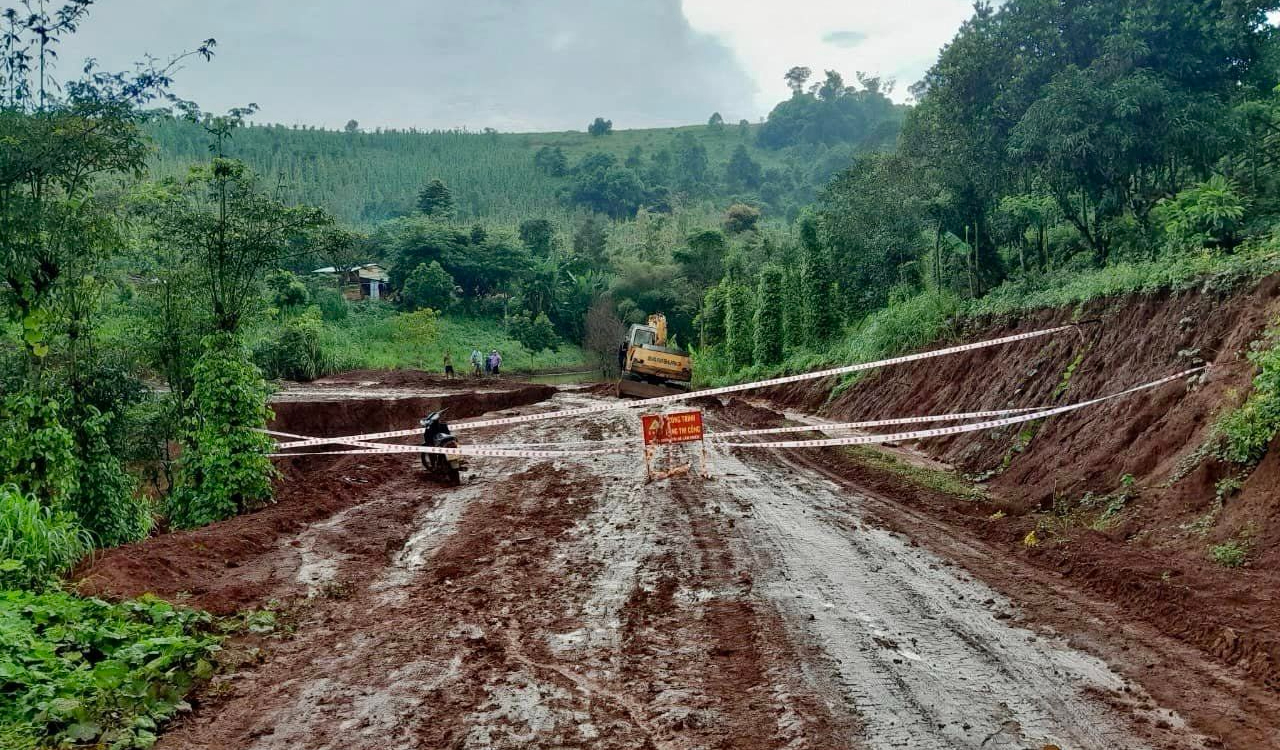 Đắk N&ocirc;ng: R&agrave;o chắn 2 tuyến đường li&ecirc;n x&atilde; bị sạt lở, sụt l&uacute;n do mưa k&eacute;o d&agrave;i- Ảnh 1.