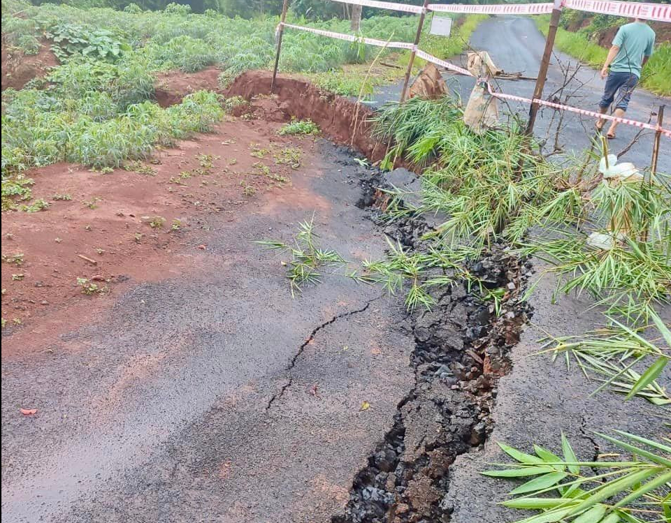 Đắk N&ocirc;ng: R&agrave;o chắn 2 tuyến đường li&ecirc;n x&atilde; bị sạt lở, sụt l&uacute;n do mưa k&eacute;o d&agrave;i- Ảnh 2.