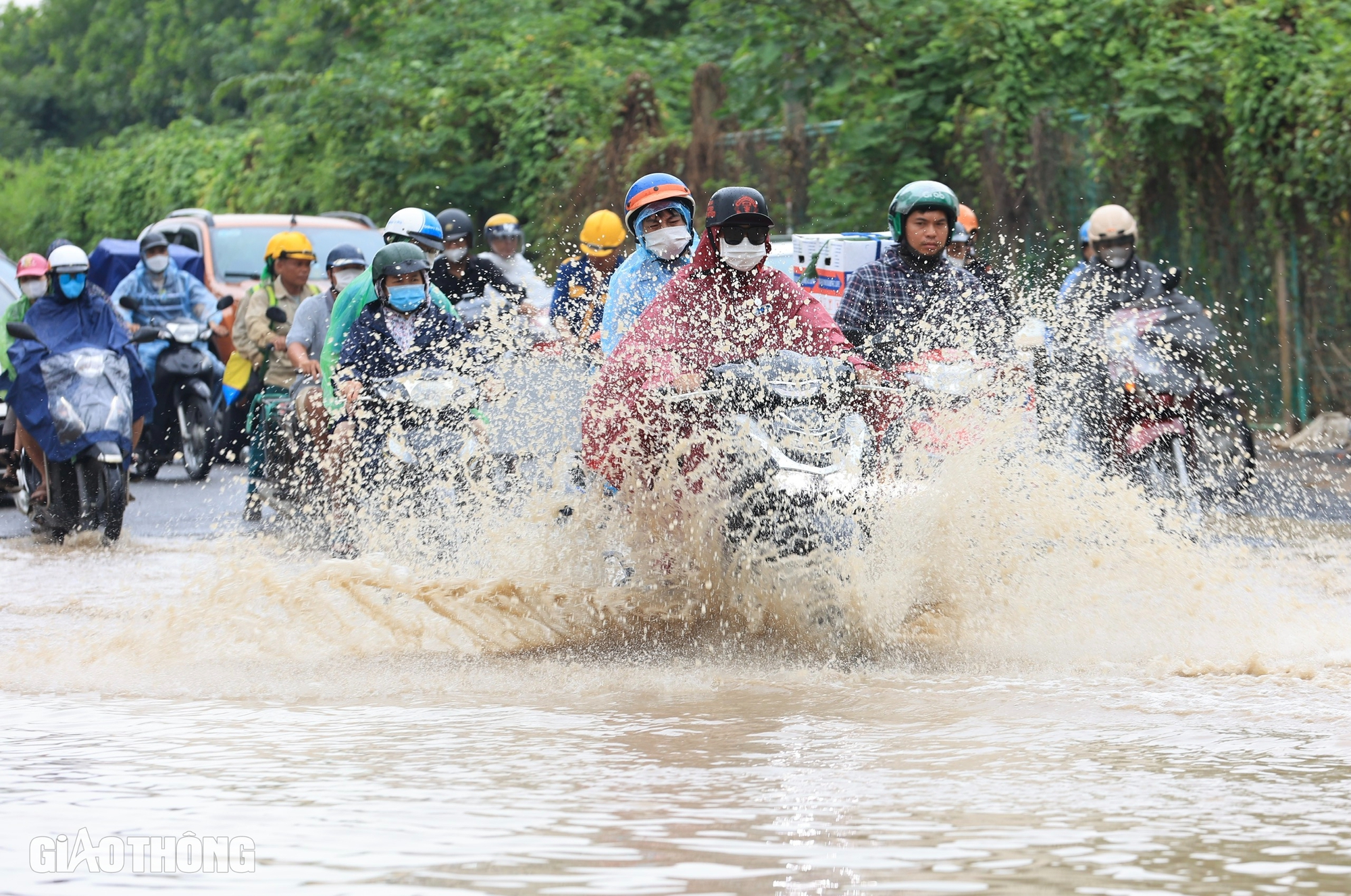 Đại lộ Thăng Long vẫn ngập sâu, người dân "bì bõm" đi làm- Ảnh 2. Đại lộ Thăng Long vẫn ngập sâu, người dân "bì bõm" đi làm- Ảnh 2.