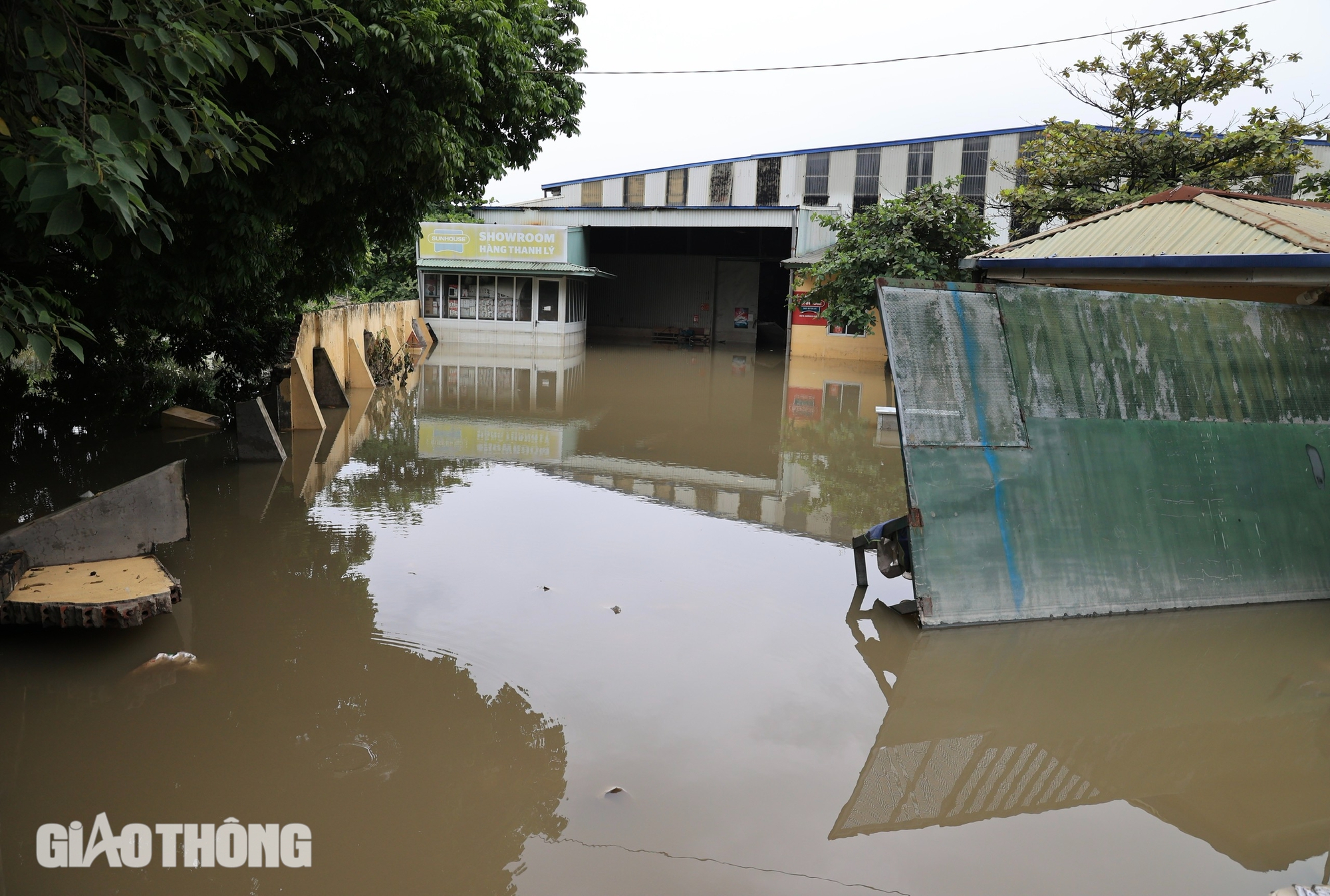 Đại lộ Thăng Long vẫn ngập sâu, người dân "bì bõm" đi làm- Ảnh 8. Đại lộ Thăng Long vẫn ngập sâu, người dân "bì bõm" đi làm- Ảnh 8.