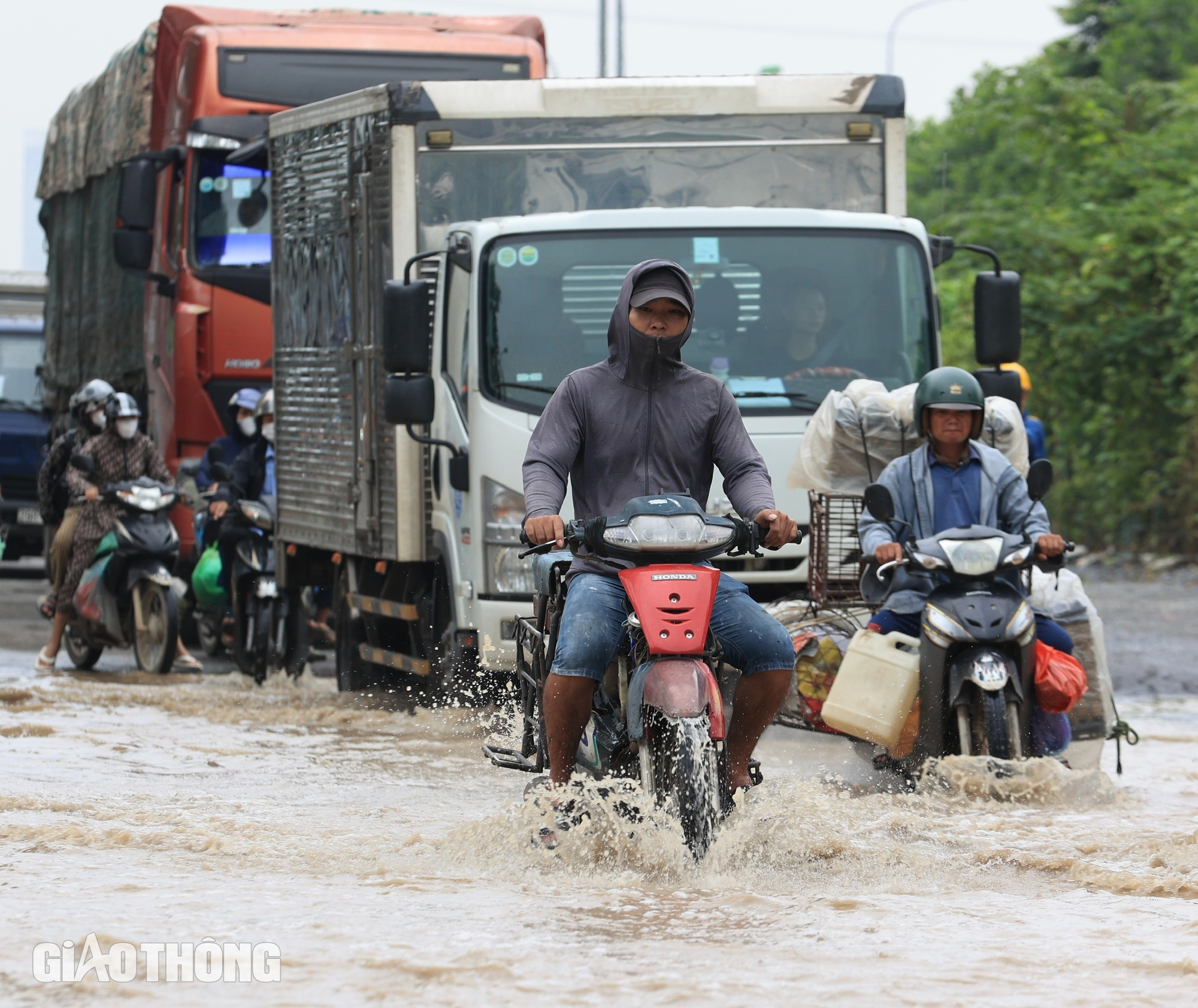 Đại lộ Thăng Long vẫn ngập sâu, người dân "bì bõm" đi làm- Ảnh 10. Đại lộ Thăng Long vẫn ngập sâu, người dân "bì bõm" đi làm- Ảnh 10.