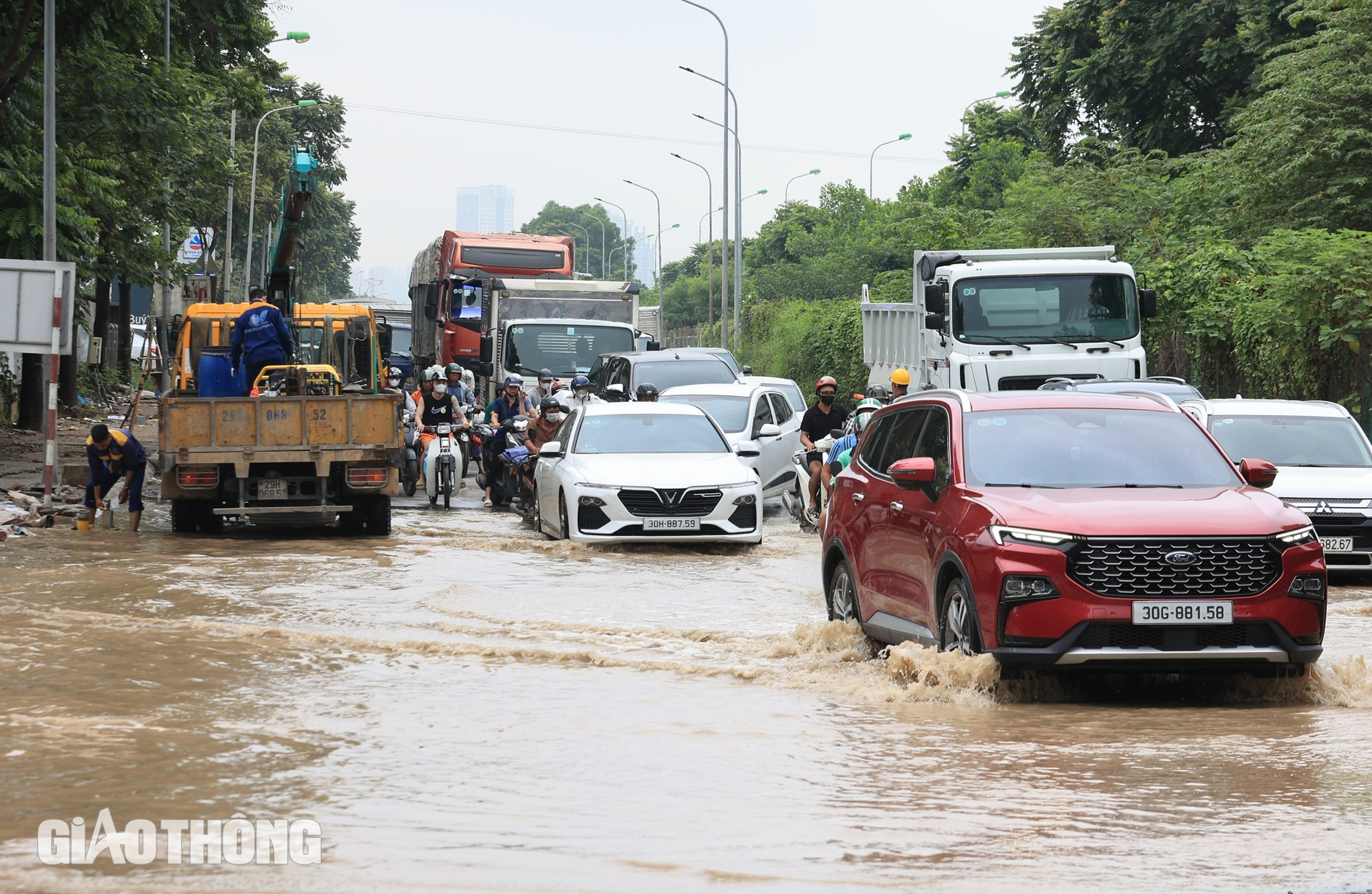 Đại lộ Thăng Long vẫn ngập sâu, người dân "bì bõm" đi làm- Ảnh 11. Đại lộ Thăng Long vẫn ngập sâu, người dân "bì bõm" đi làm- Ảnh 11.