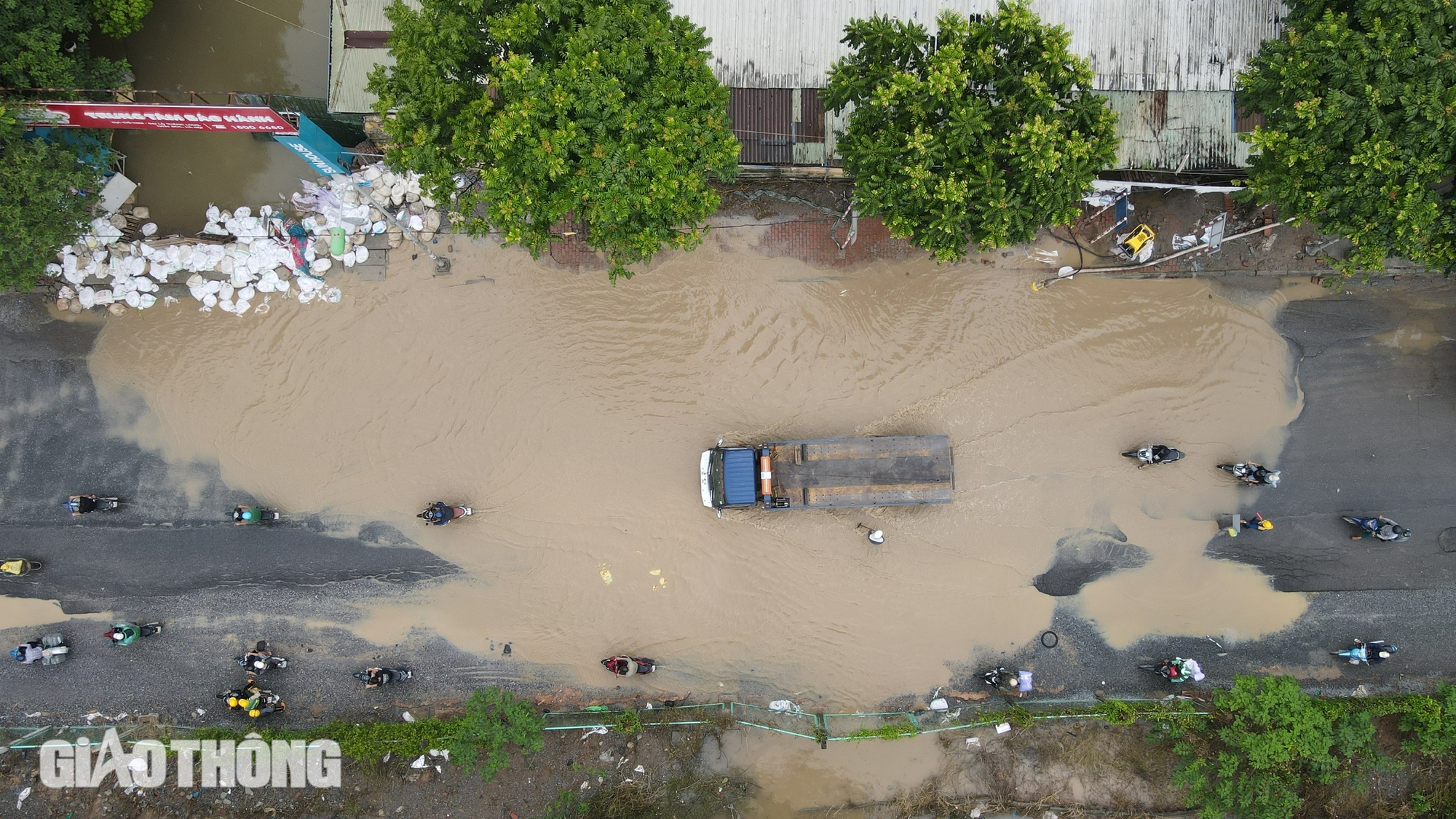 Đại lộ Thăng Long vẫn ngập sâu, người dân "bì bõm" đi làm- Ảnh 14. Đại lộ Thăng Long vẫn ngập sâu, người dân "bì bõm" đi làm- Ảnh 14.