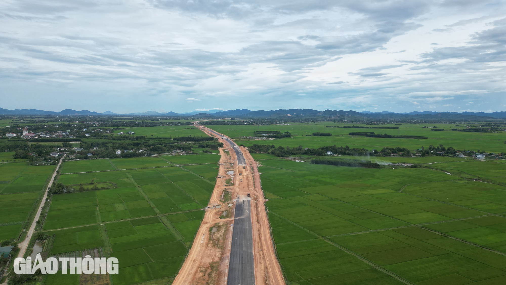 Gấp r&uacute;t di dời lưới điện, đẩy tiến độ cao tốc Bắc - Nam qua H&agrave; Tĩnh trước m&ugrave;a mưa lũ- Ảnh 1.