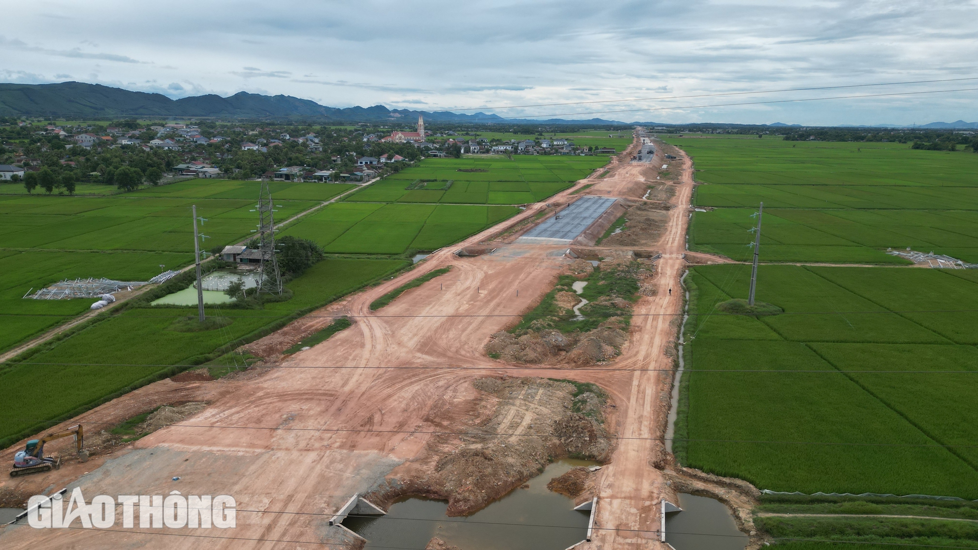 Gấp r&uacute;t di dời lưới điện, đẩy tiến độ cao tốc Bắc - Nam qua H&agrave; Tĩnh trước m&ugrave;a mưa lũ- Ảnh 2.