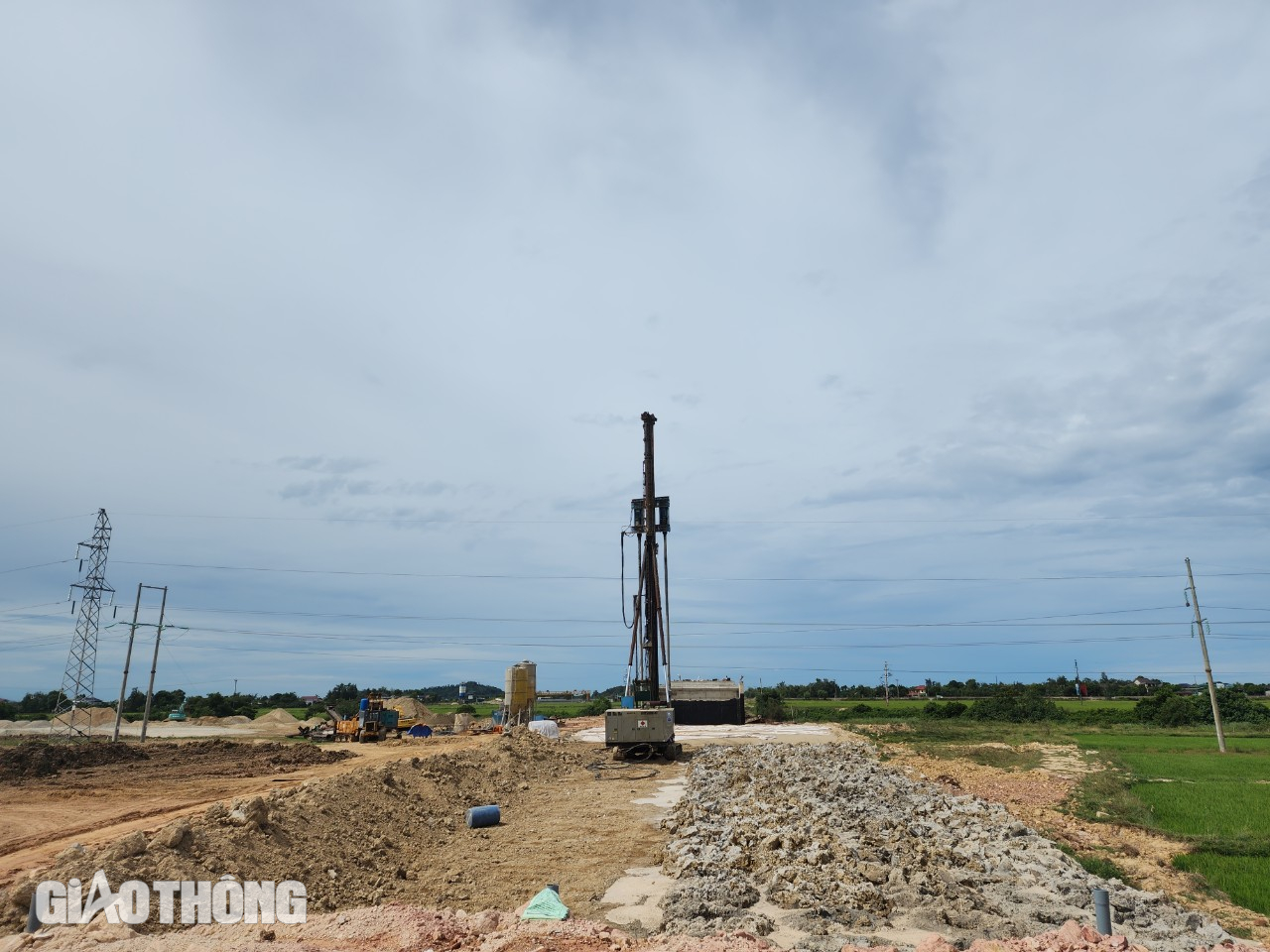 Gấp r&uacute;t di dời lưới điện, đẩy tiến độ cao tốc Bắc - Nam qua H&agrave; Tĩnh trước m&ugrave;a mưa lũ- Ảnh 3.