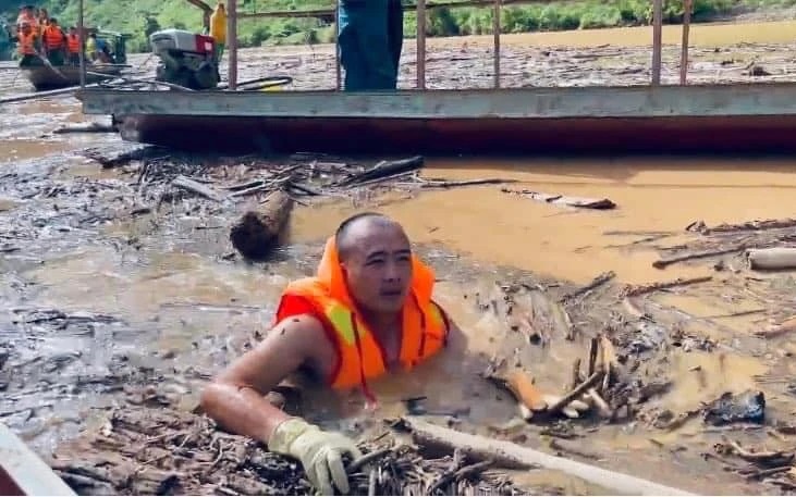 C&ocirc;ng an Điện Bi&ecirc;n bơi giữa d&ograve;ng củi, r&aacute;c t&igrave;m người mất t&iacute;ch do lũ qu&eacute;t