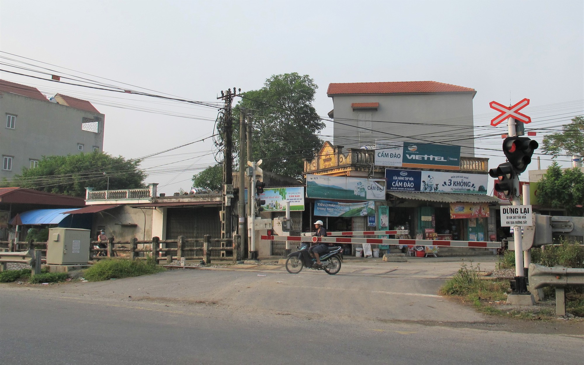 Cần 1.800 tỷ đồng l&agrave;m đường ngang, hầm chui để x&oacute;a lối đi tự mở