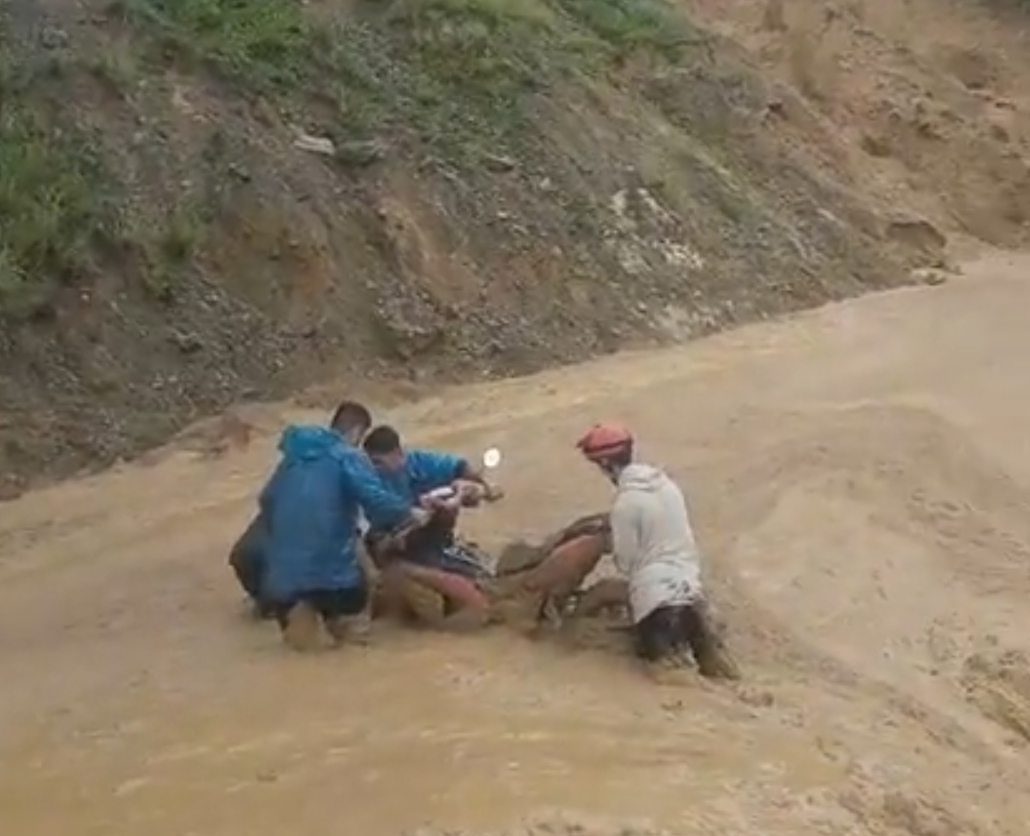 H&agrave; Giang: Đường đi 3 x&atilde; bi&ecirc;n giới sạt lở nghi&ecirc;m trọng- Ảnh 1.