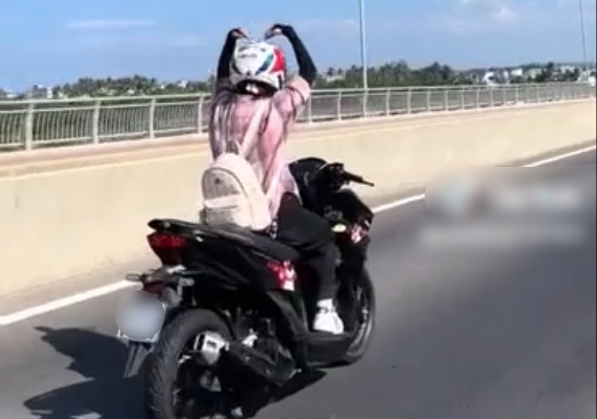 C&ocirc; g&aacute;i thả tay tạo h&igrave;nh tr&aacute;i tim khi đi xe m&aacute;y bị phạt 7 triệu, tước GPLX 3 th&aacute;ng- Ảnh 1.