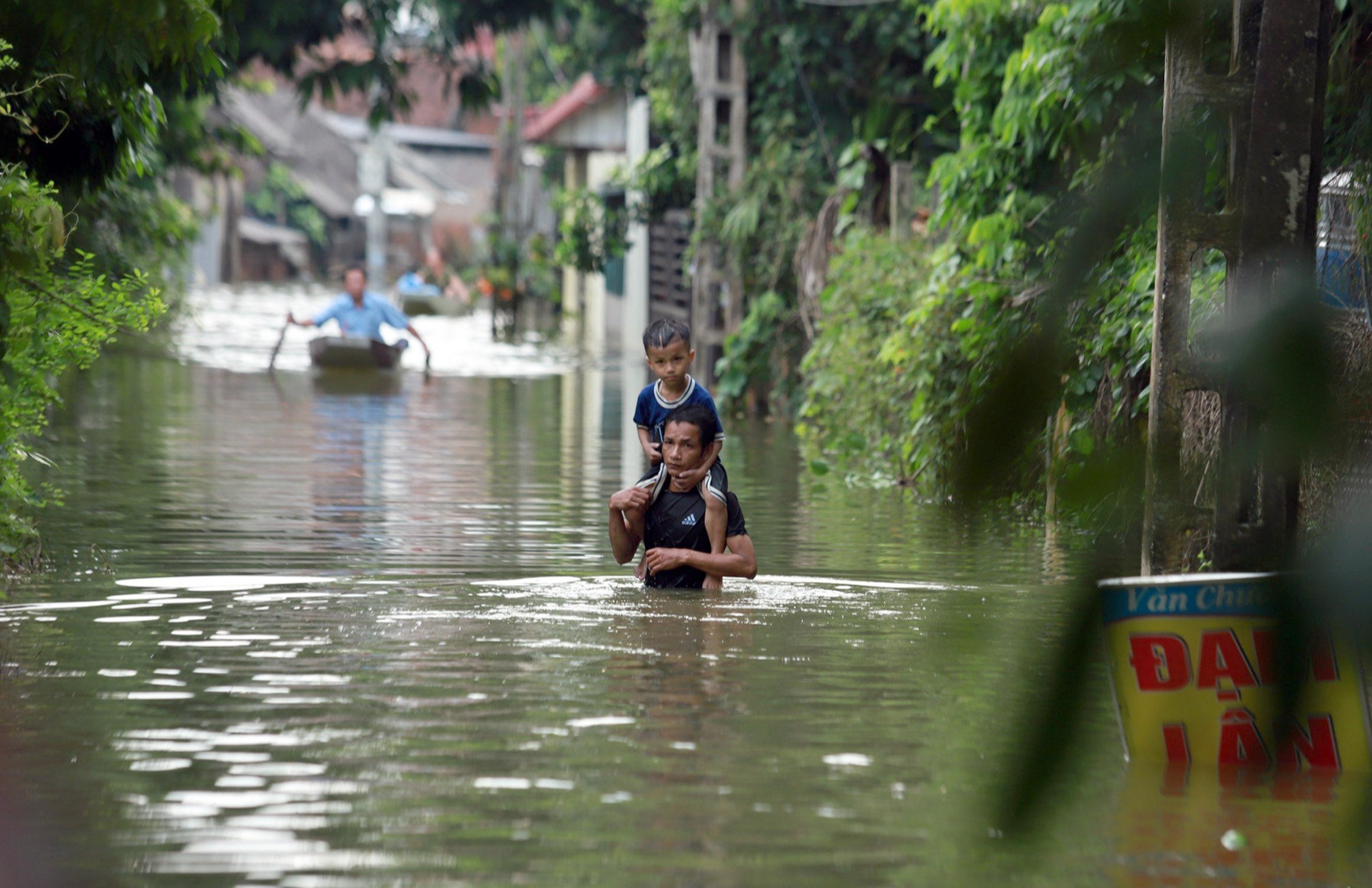 B&iacute; thư H&agrave; Nội B&ugrave;i Thị Minh Ho&agrave;i thị s&aacute;t nơi h&agrave;ng ngh&igrave;n hộ d&acirc;n bị ngập trong "biển nước"- Ảnh 2.