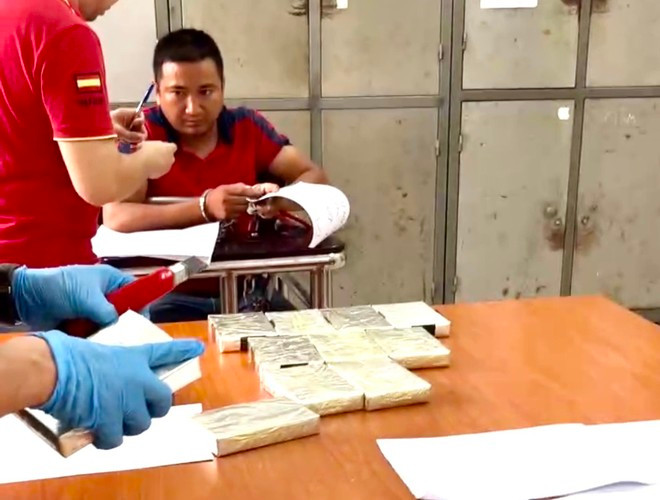 Triệt ph&aacute; đường d&acirc;y vận chuyển 13 b&aacute;nh heroin bằng xe tải- Ảnh 1.