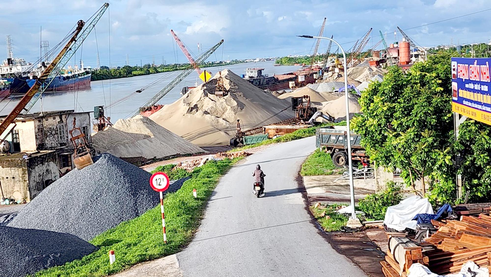 Nam Định: Trạm trộn, bến b&atilde;i kh&ocirc;ng ph&eacute;p bủa v&acirc;y s&ocirc;ng Ninh Cơ- Ảnh 1.