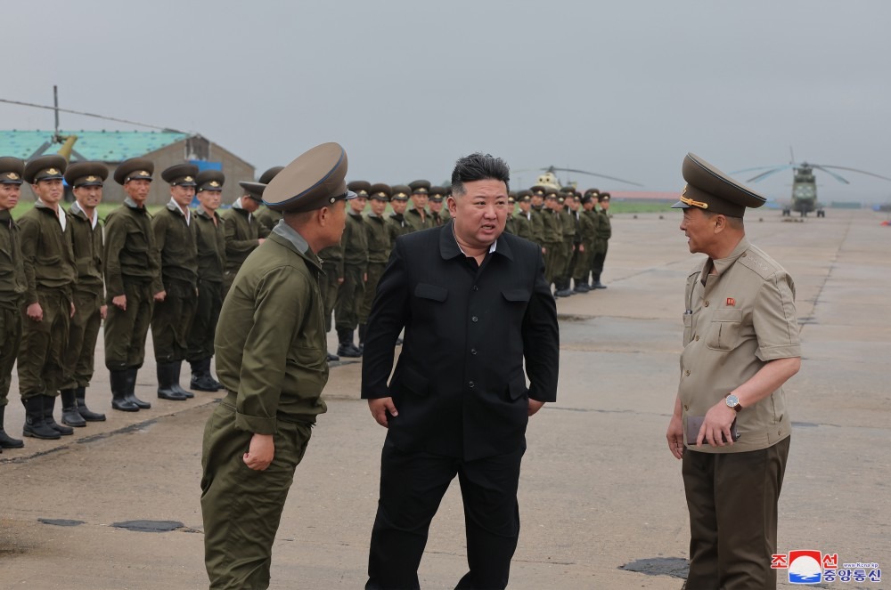 &Ocirc;ng Kim Jong Un đi xe qua v&ugrave;ng lũ, thị s&aacute;t v&agrave; chỉ đạo cứu hộ- Ảnh 10.