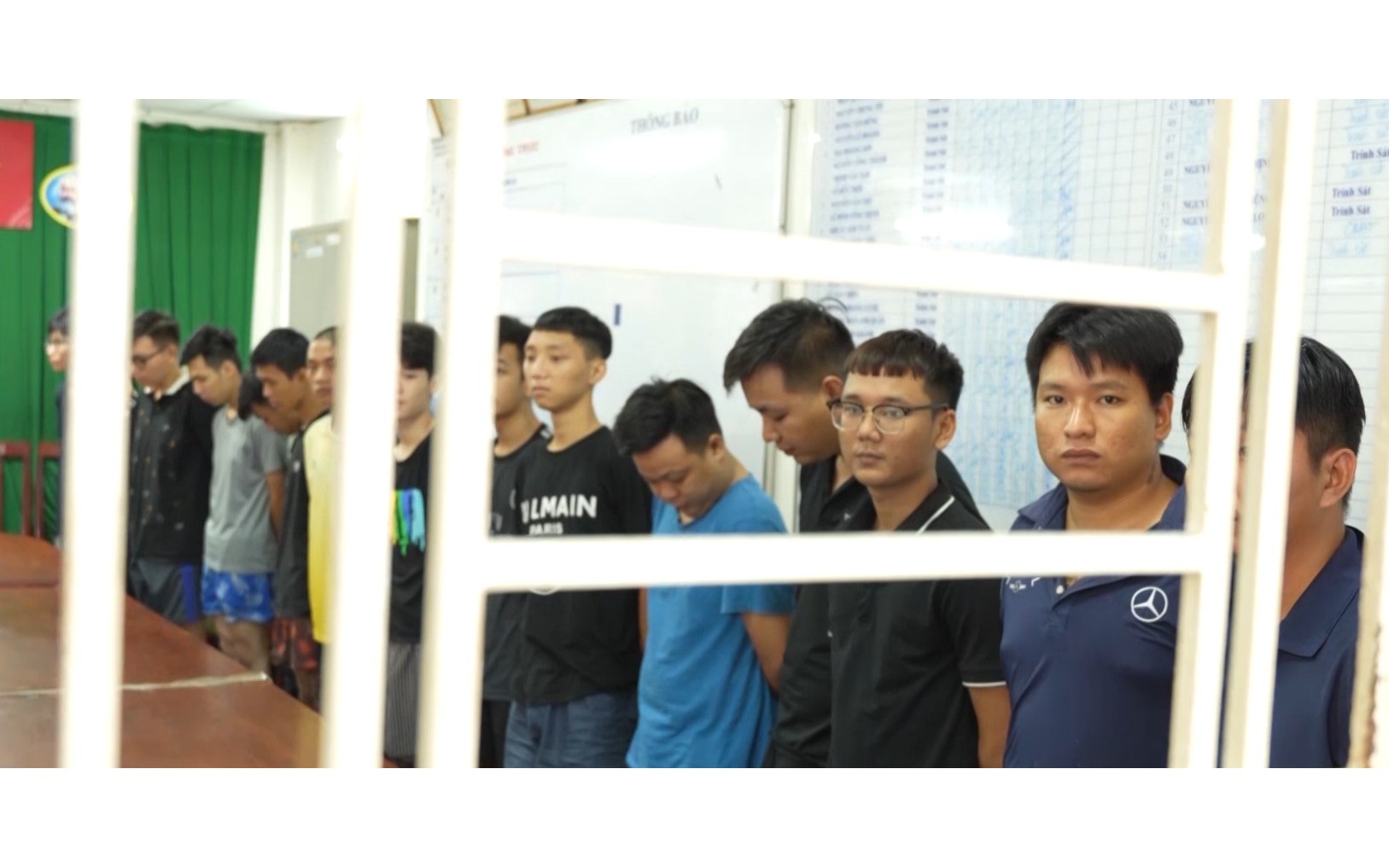 TP.HCM: 60 đối tượng mang hung kh&iacute; x&ocirc;ng v&agrave;o qu&aacute;n c&agrave; ph&ecirc; ch&eacute;m người