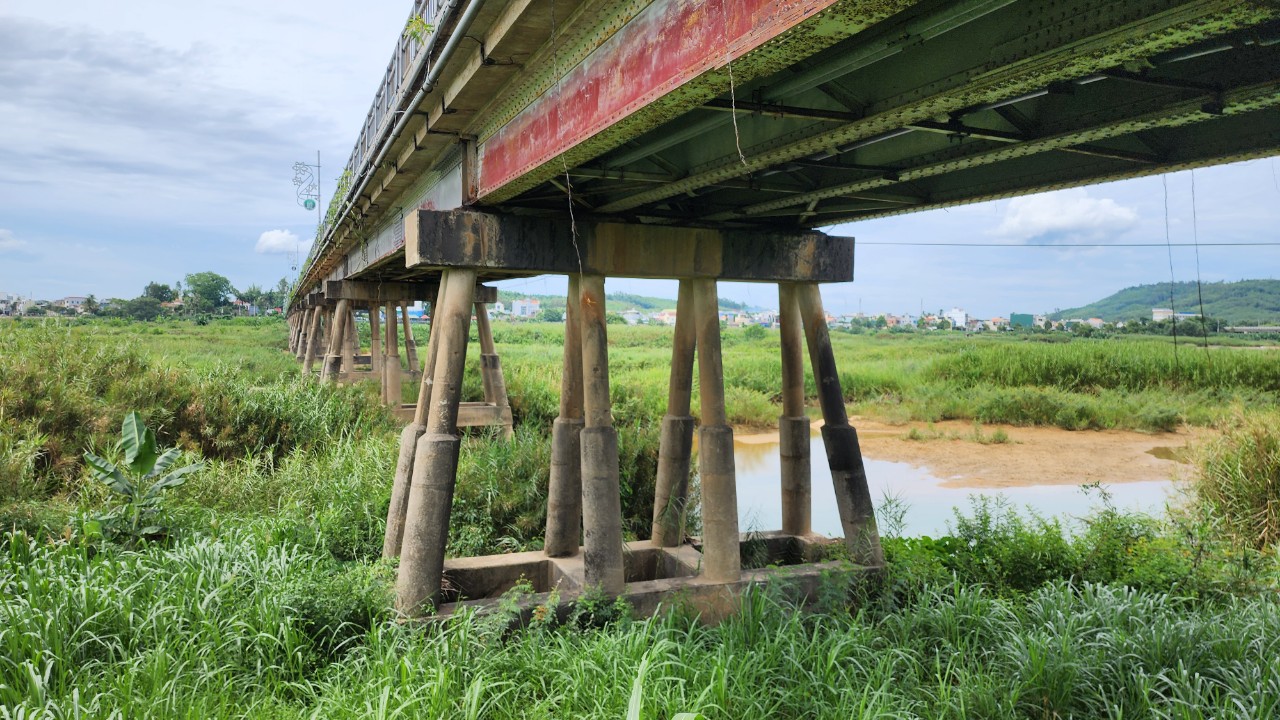D&atilde;y trụ cầu huyết mạch d&agrave;i hơn 600m trơ sắt, nguy cơ đổ sập- Ảnh 6.